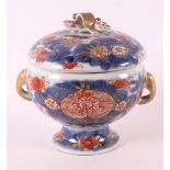 A porcelain Imari box with lid or bonbonnière, Japan, 18th century.