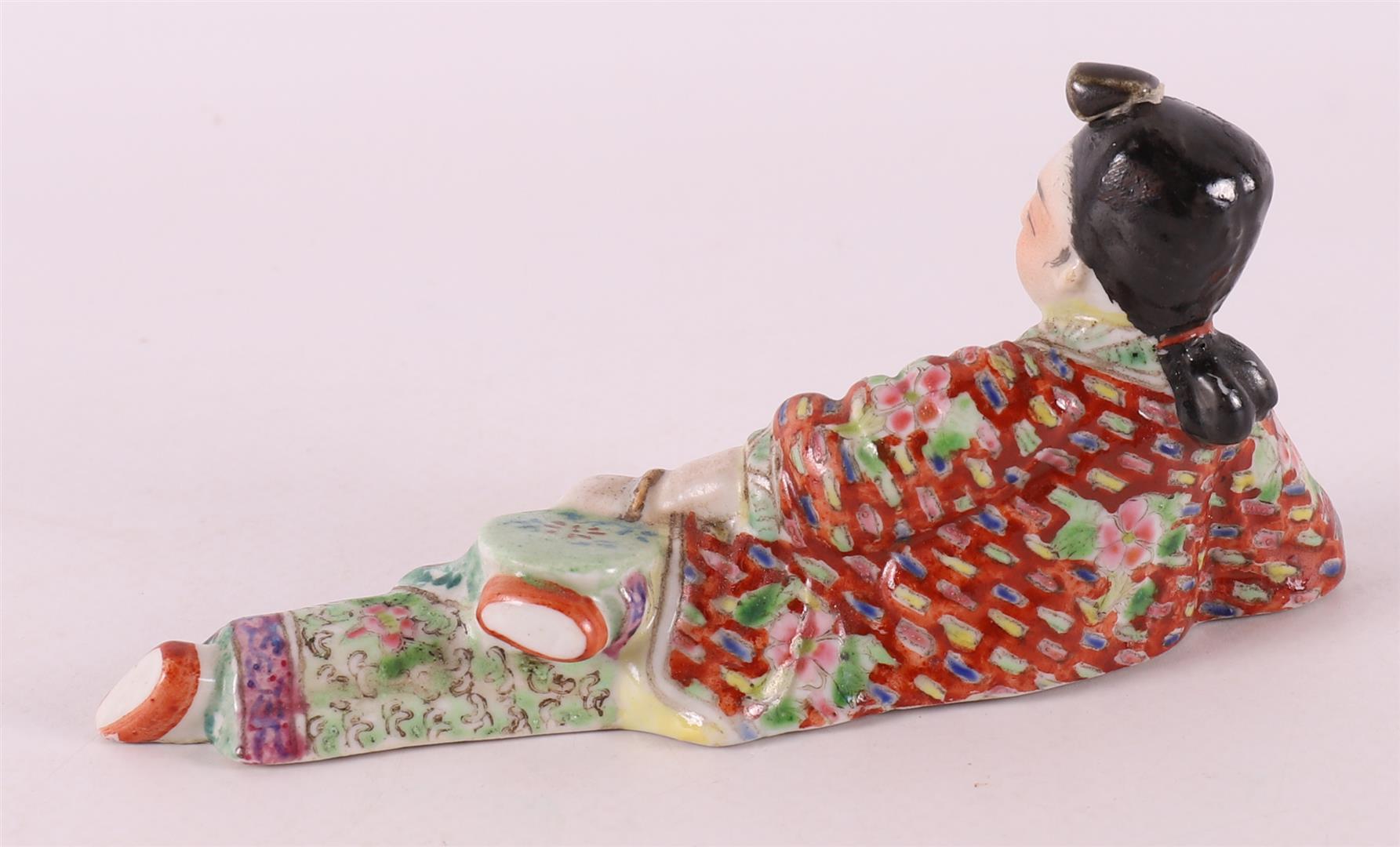 A porcelain reclining lady as a perfume bottle, China, circa 1900. - Image 3 of 5