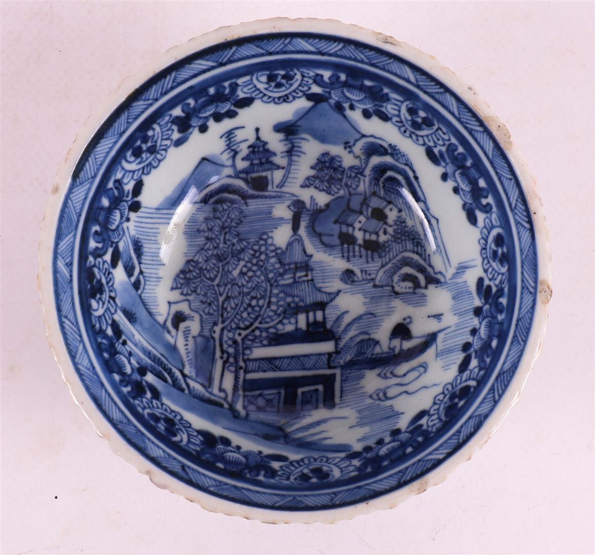 A blue and white porcelain bowls with relief rim, China, Qianlong, 18th C. - Image 5 of 7