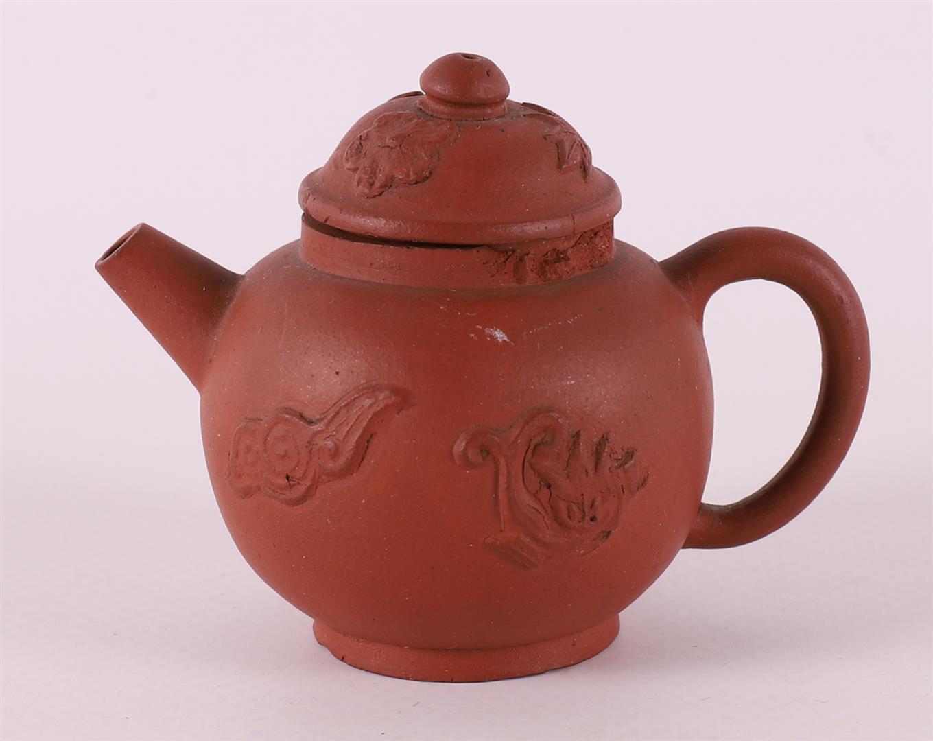 A brown Yixing spherical teapot, China, 18th/19th C. - Image 2 of 8