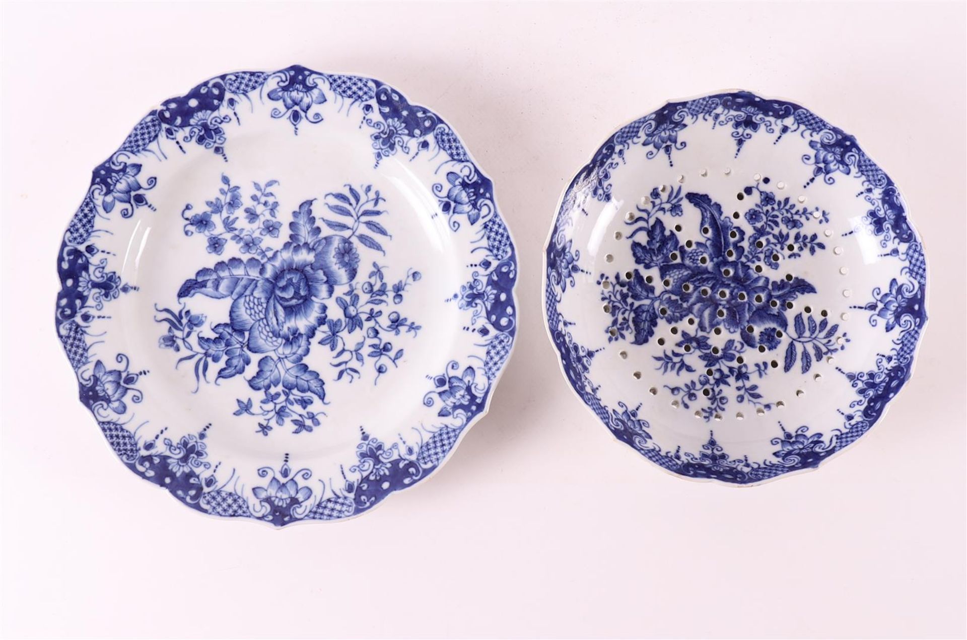 A blue and white porcelain fruit test with saucer, China, Qianlong, 18th C. - Image 2 of 5