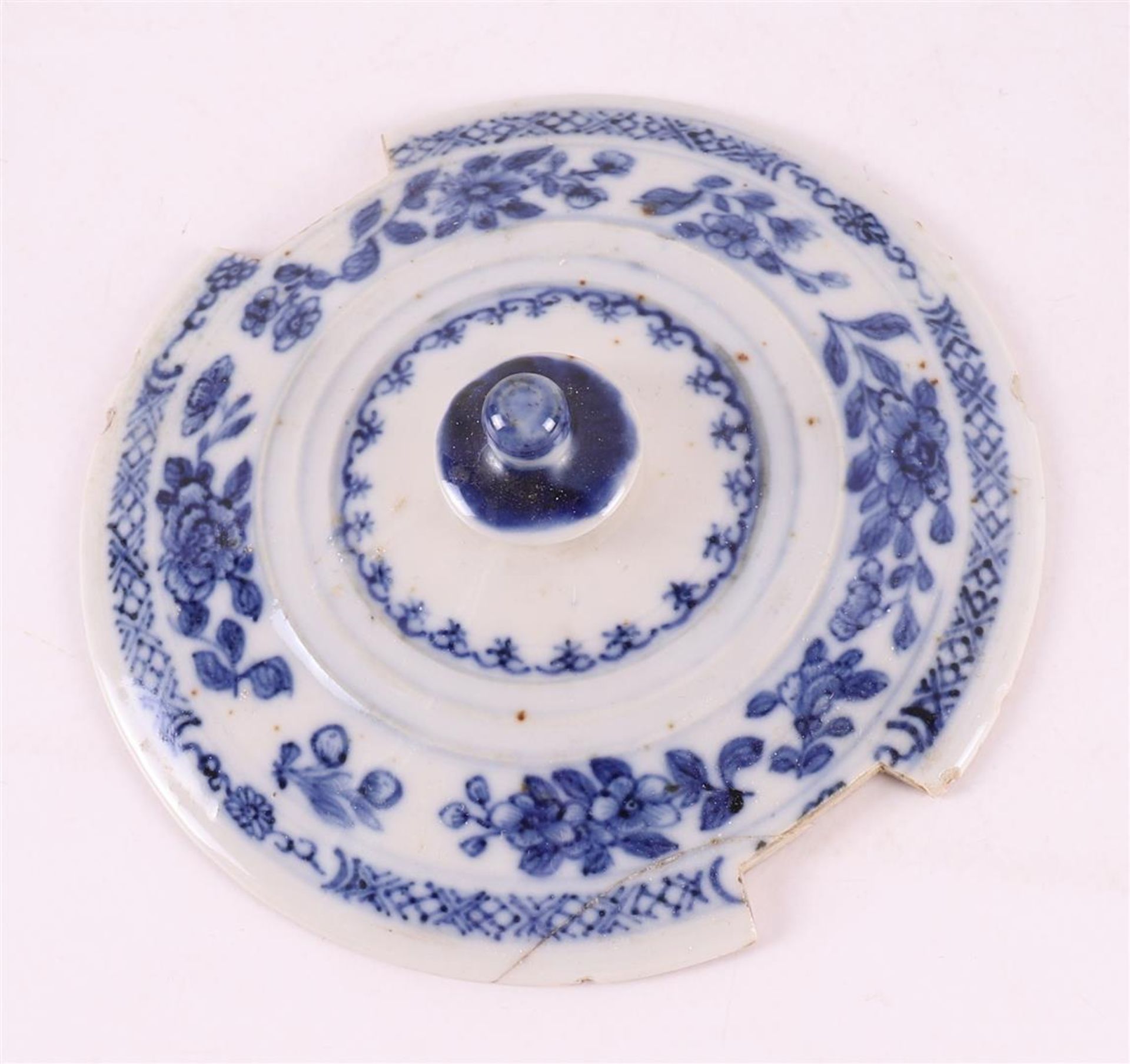 A lot of various soft paste and porcelain, China, 18th century. - Image 7 of 10