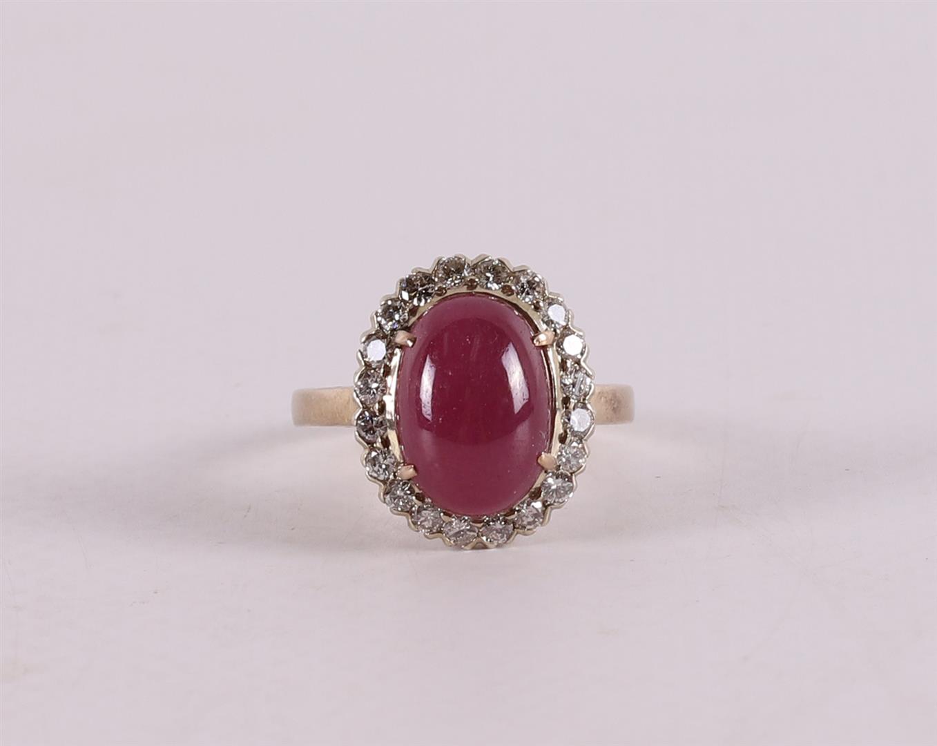 A 14 kt gold entourage ring with a large ruby and 20 brilliants