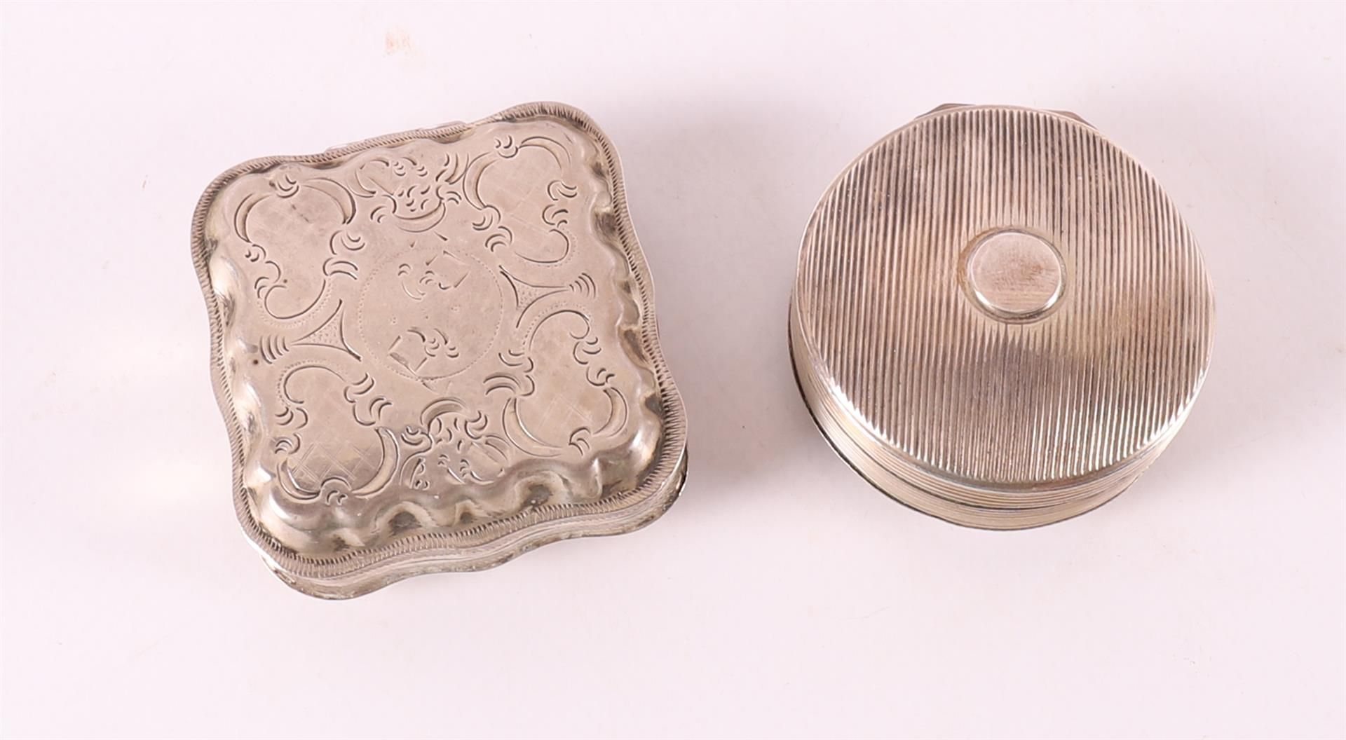 A 2nd grade 835/1000 round silver pill box, early 19th century. - Image 2 of 4