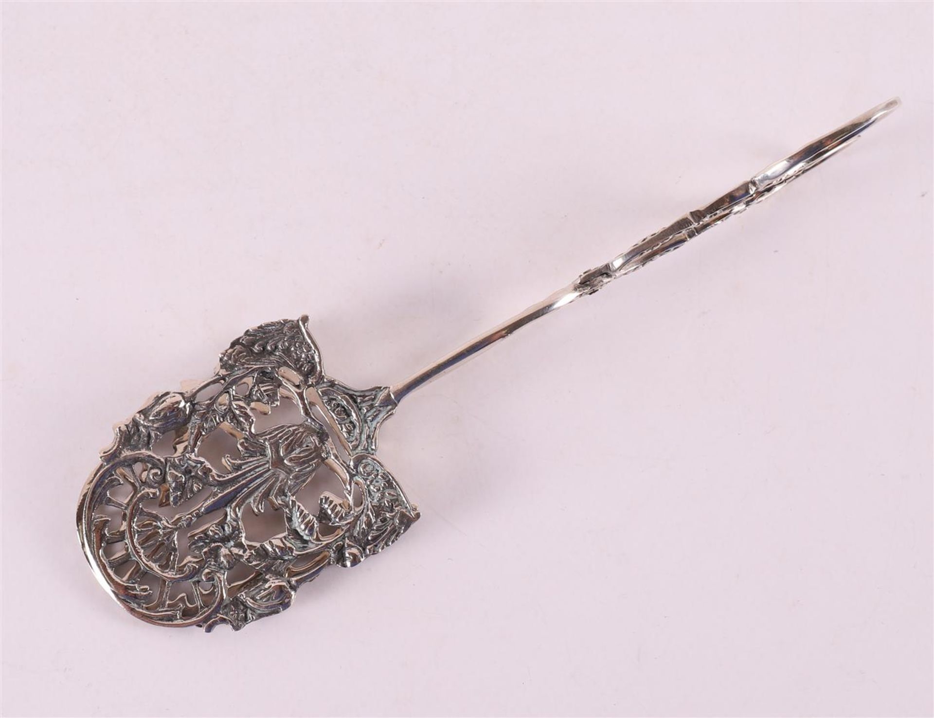 A 3rd grade silver pastry tongs with floral decoration, 1st half 20th century.