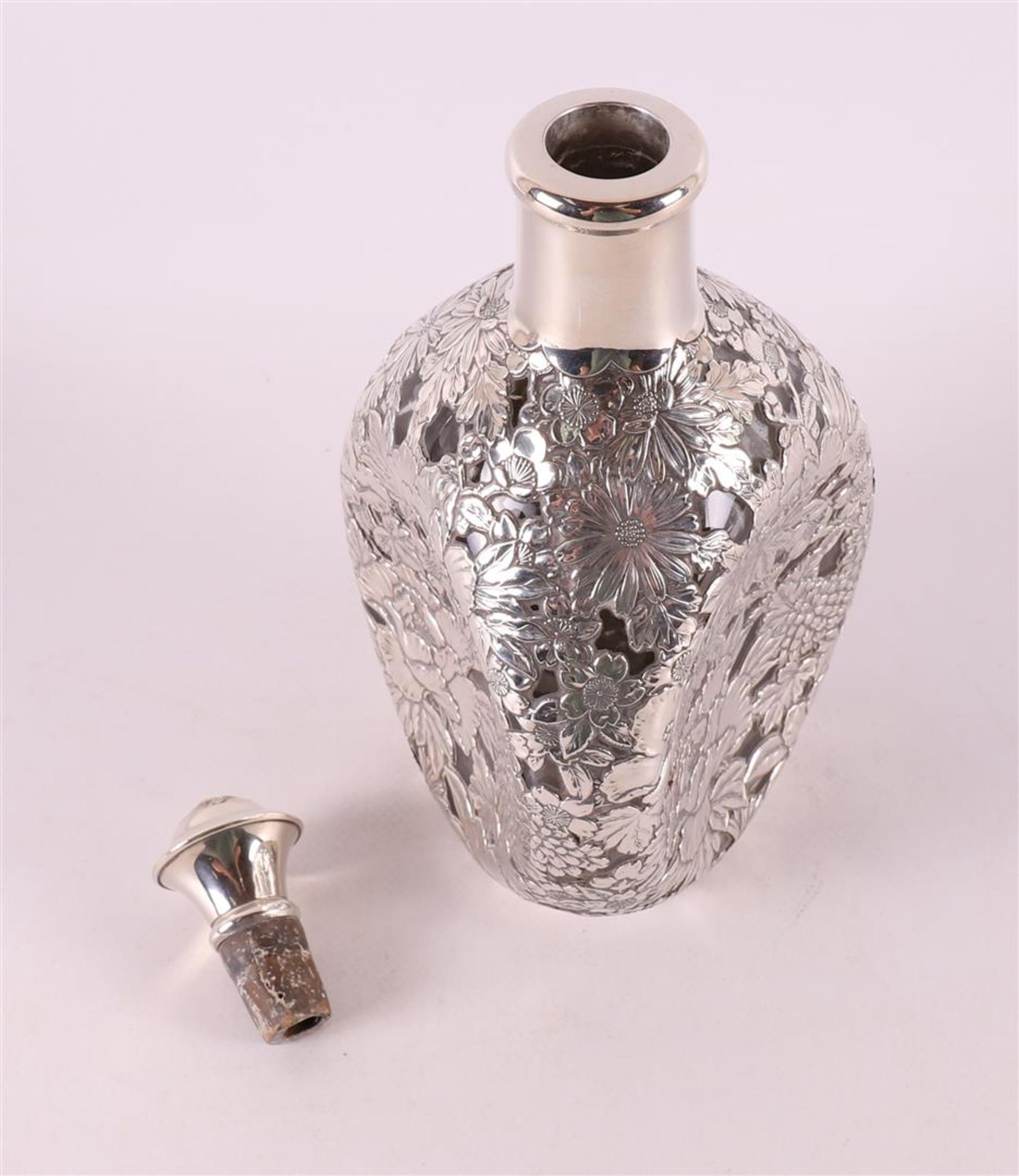 A vintage decanter in Sterling 950/1000 silver mount, Japan, 20th century. - Image 3 of 4