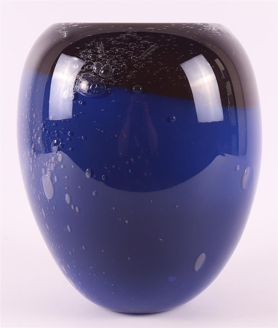 A blue/black glass unica vase, design & execution Cees van Olst, Diever. - Image 2 of 4