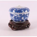 A blue and white porcelain lidded jar, China, 19th century.