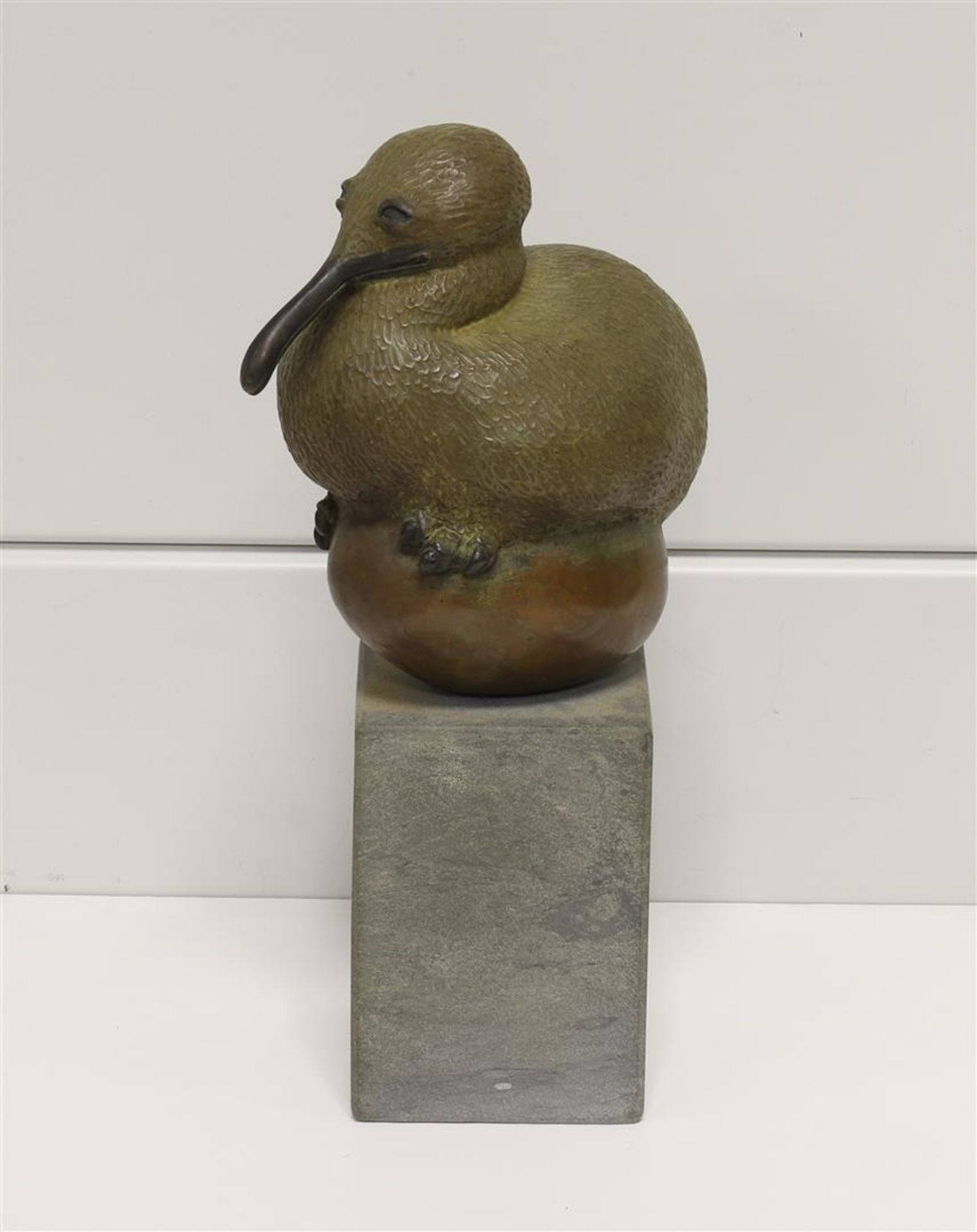 Visser, Suzan (Maarsbergen 1967) A green and brown patinated dodo on an egg - Image 3 of 5