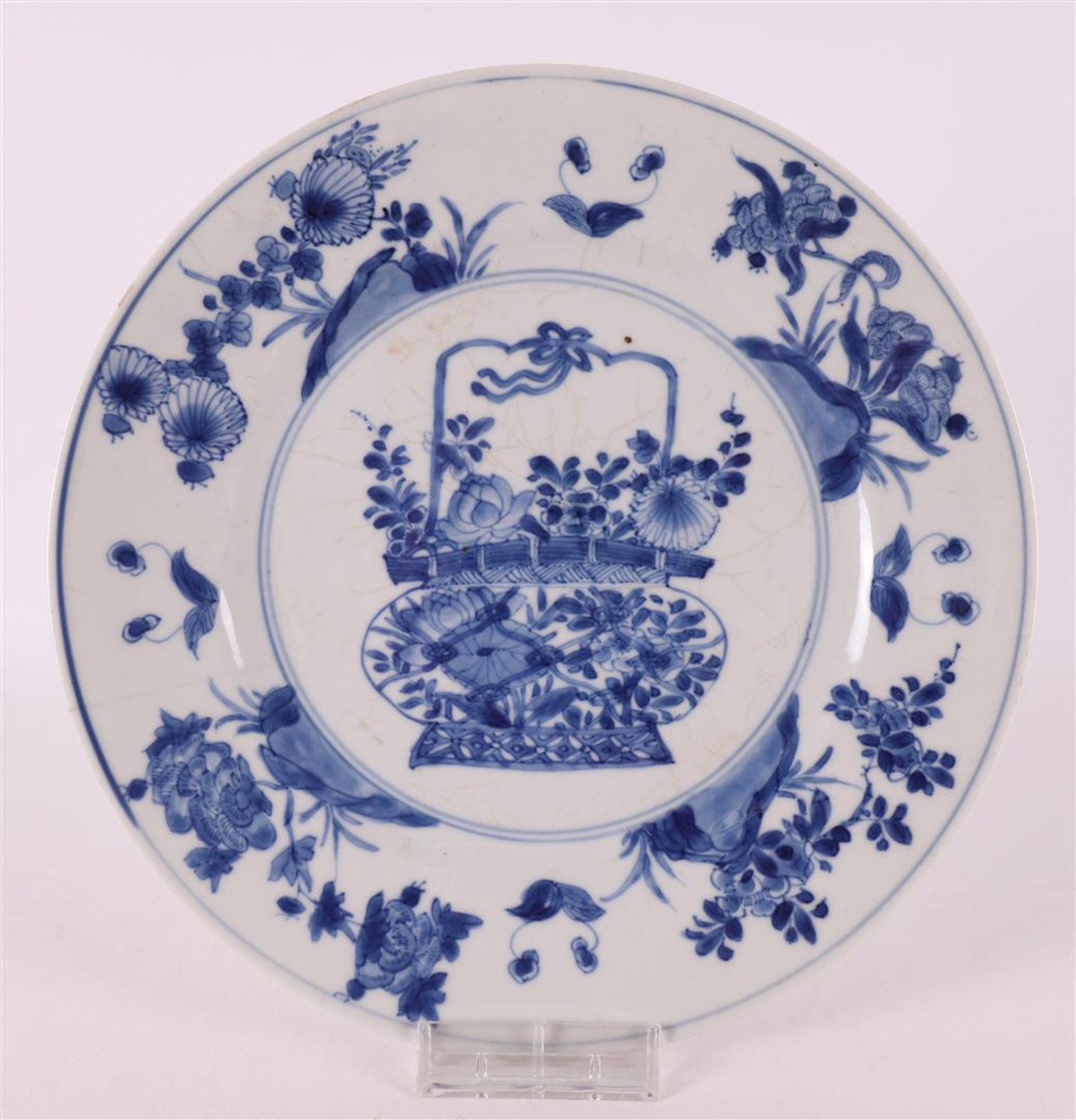 A blue/white porcelain dish, China, Kangxi, around 1700.