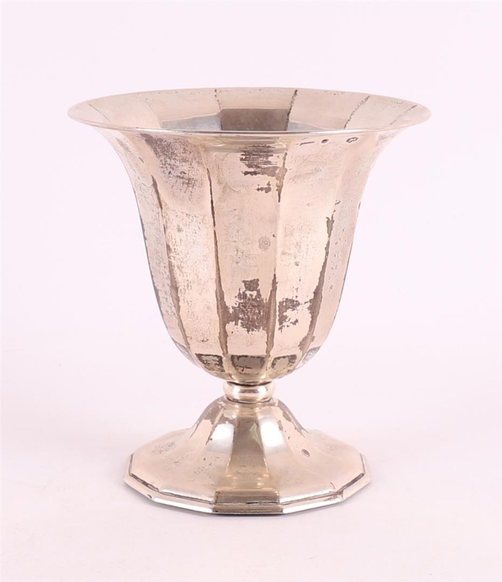 A 2nd grade 835/1000 silver Art Deco faceted cup, 1927. - Image 2 of 4