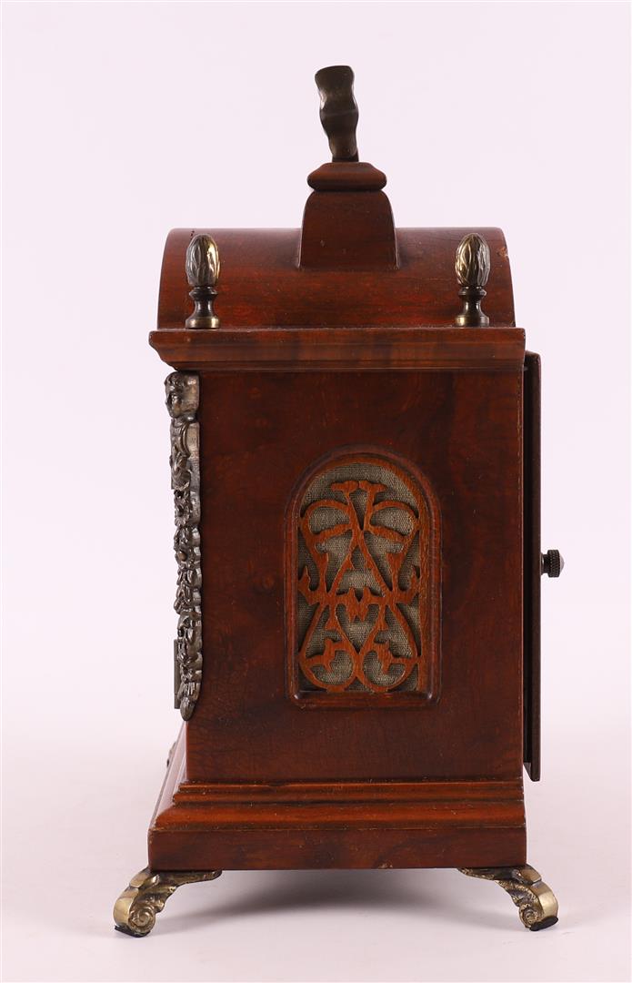 A table clock in a walnut case, Warninck, 20th century. - Image 4 of 5