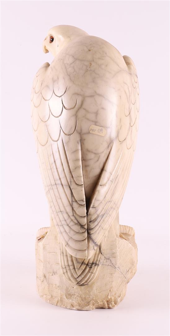 An alabaster sculpture of a bird of prey, ca. 1930. - Bild 3 aus 5