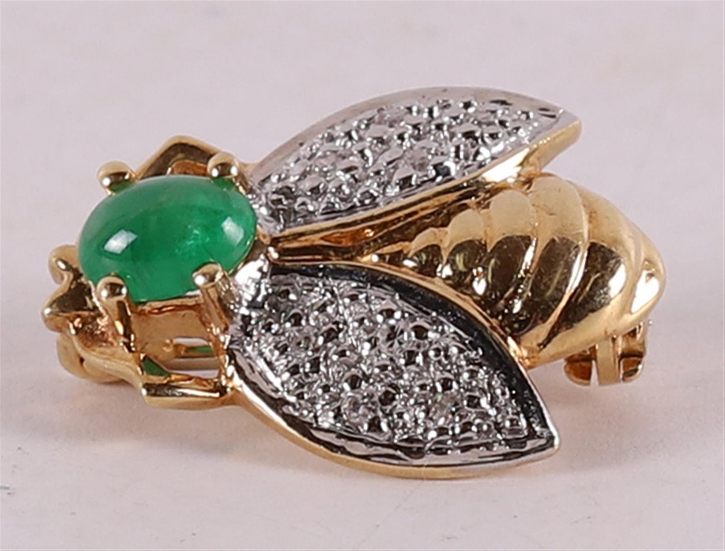 An 18 kt gold brooch in the shape of a bee, with cabochon cut emerald