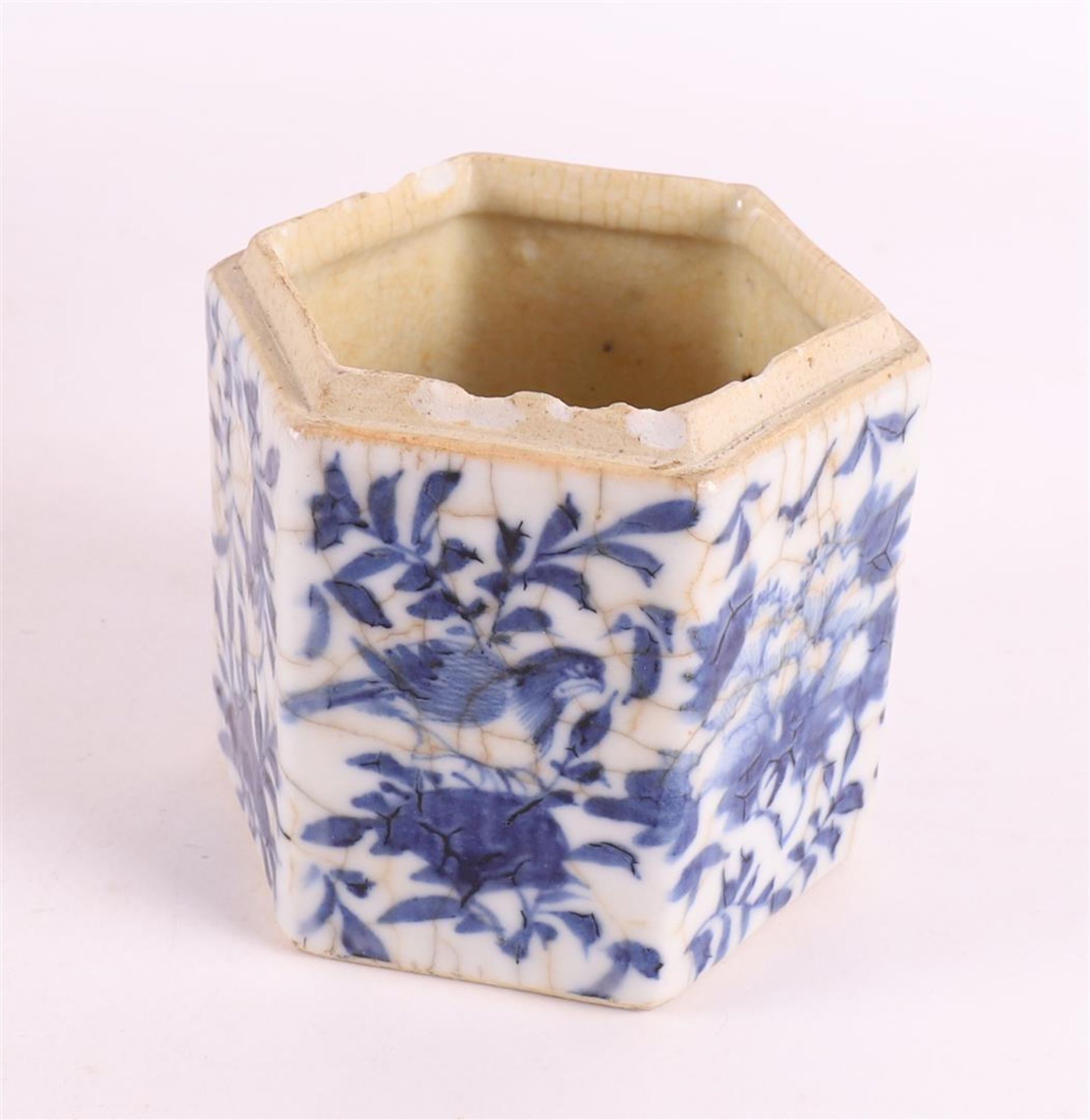 A lot of various soft paste and porcelain, China, 18th century. - Image 9 of 10