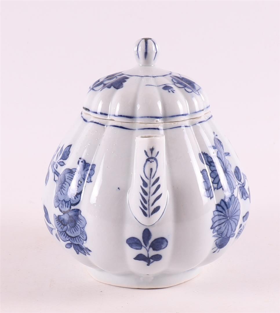 A blue and white porcelain pumpkin-shaped teapot, China, Qianlong, 18th C. - Image 3 of 8