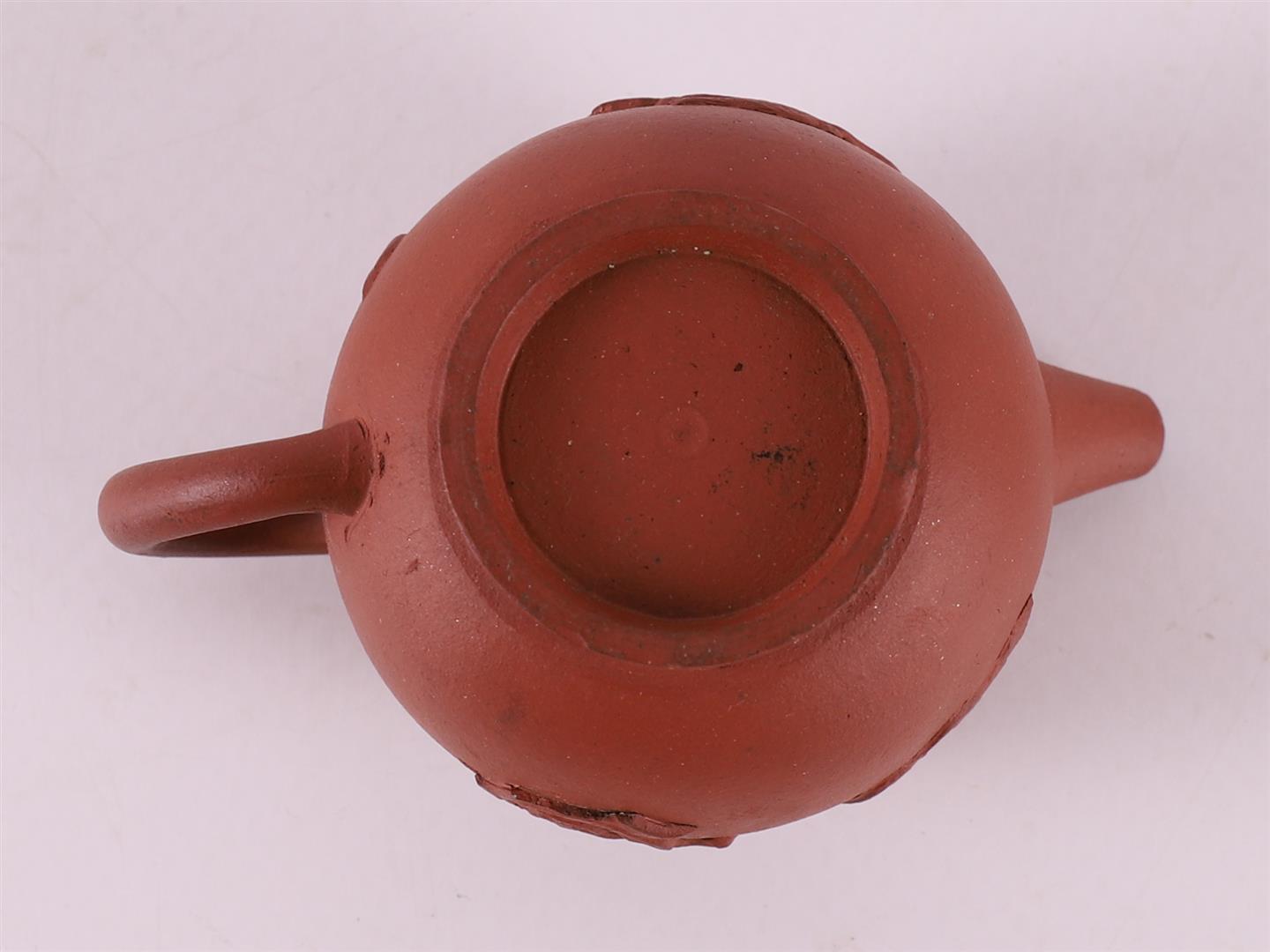 A brown Yixing spherical teapot, China, 18th/19th C. - Image 6 of 8