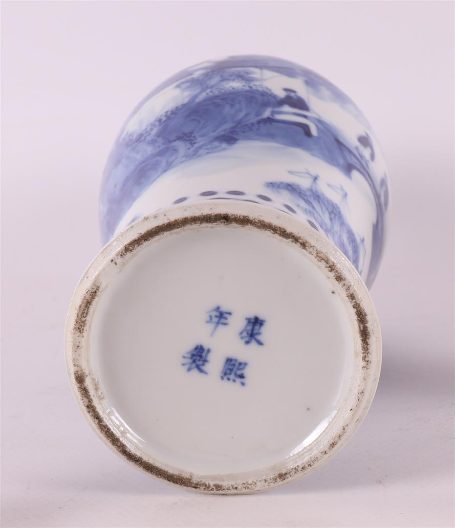 A blue and white porcelain baluster vase, China, 19th century. - Image 8 of 13