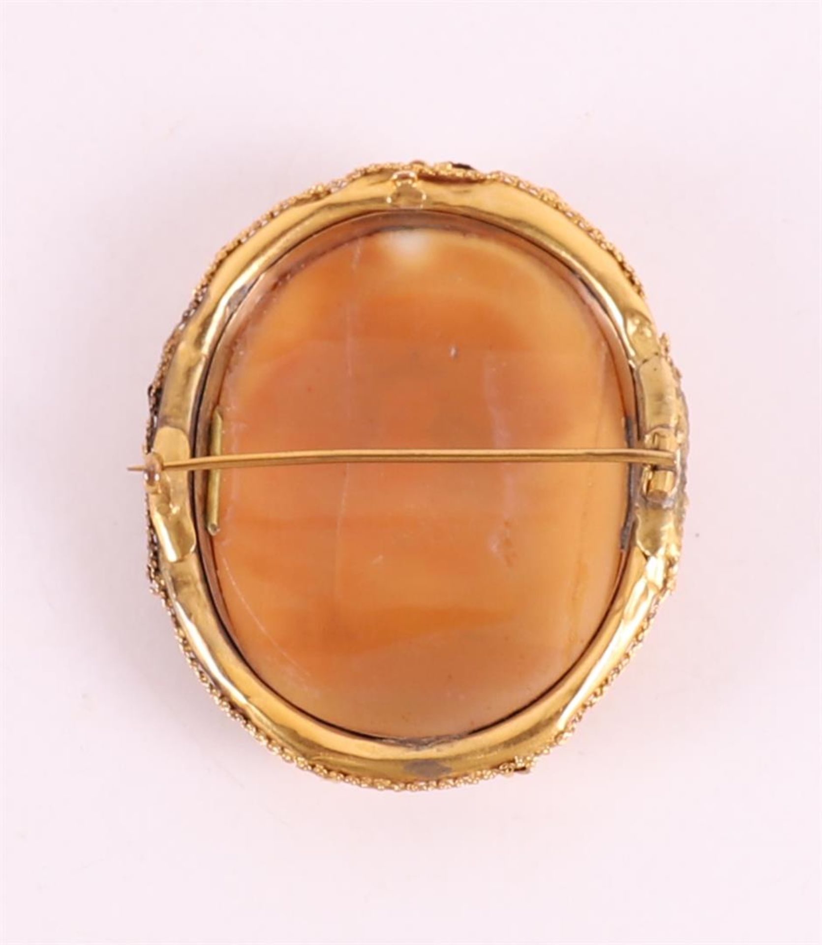 A shell cameo in 14 kt 585/1000 frame, 19th century. - Image 2 of 4