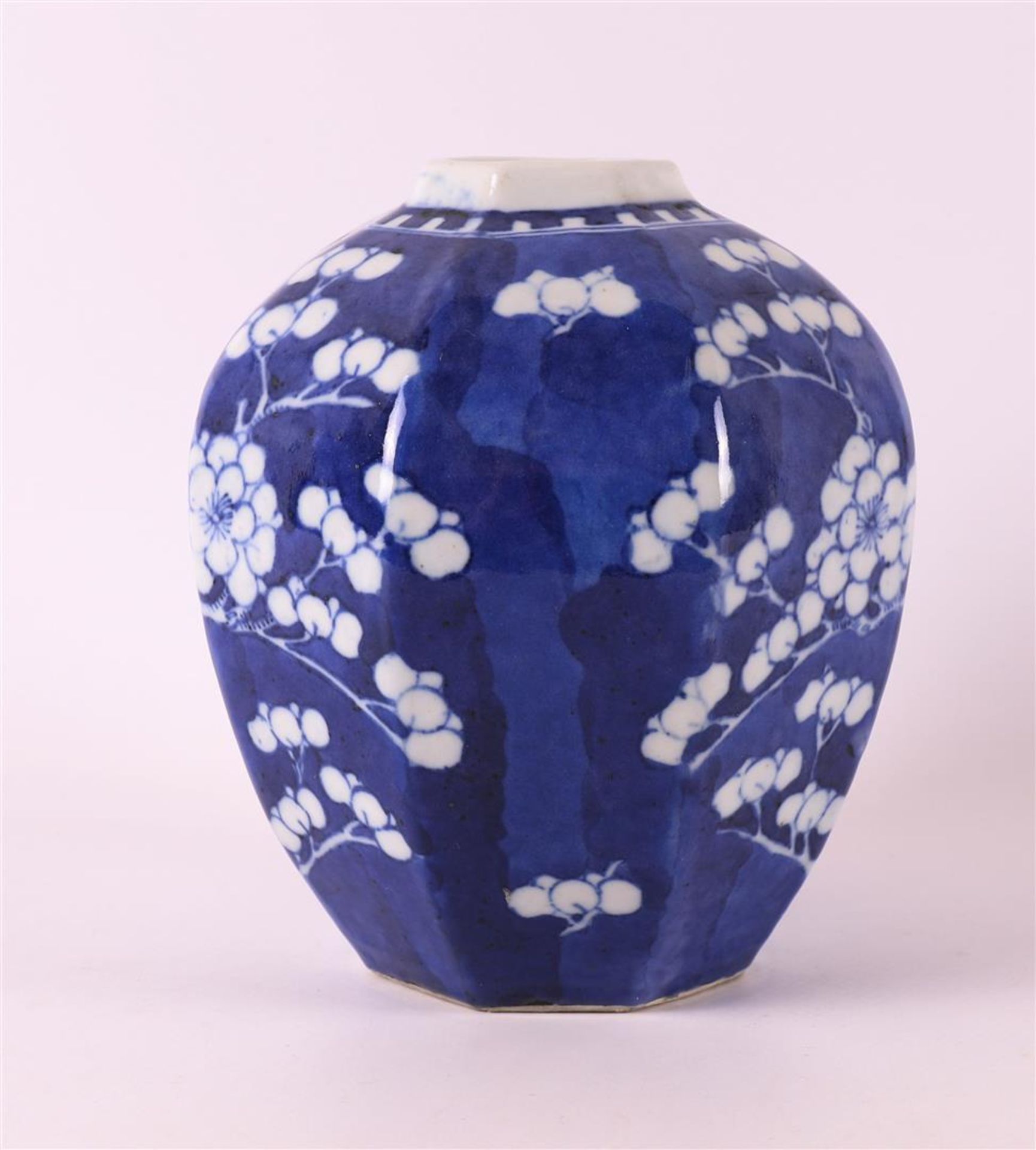 A blue and white porcelain octagonal tea caddy, China, circa 1800. - Image 2 of 6