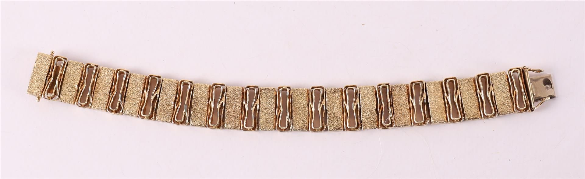 A 14 kt 585/1000 yellow gold vintage design link bracelet