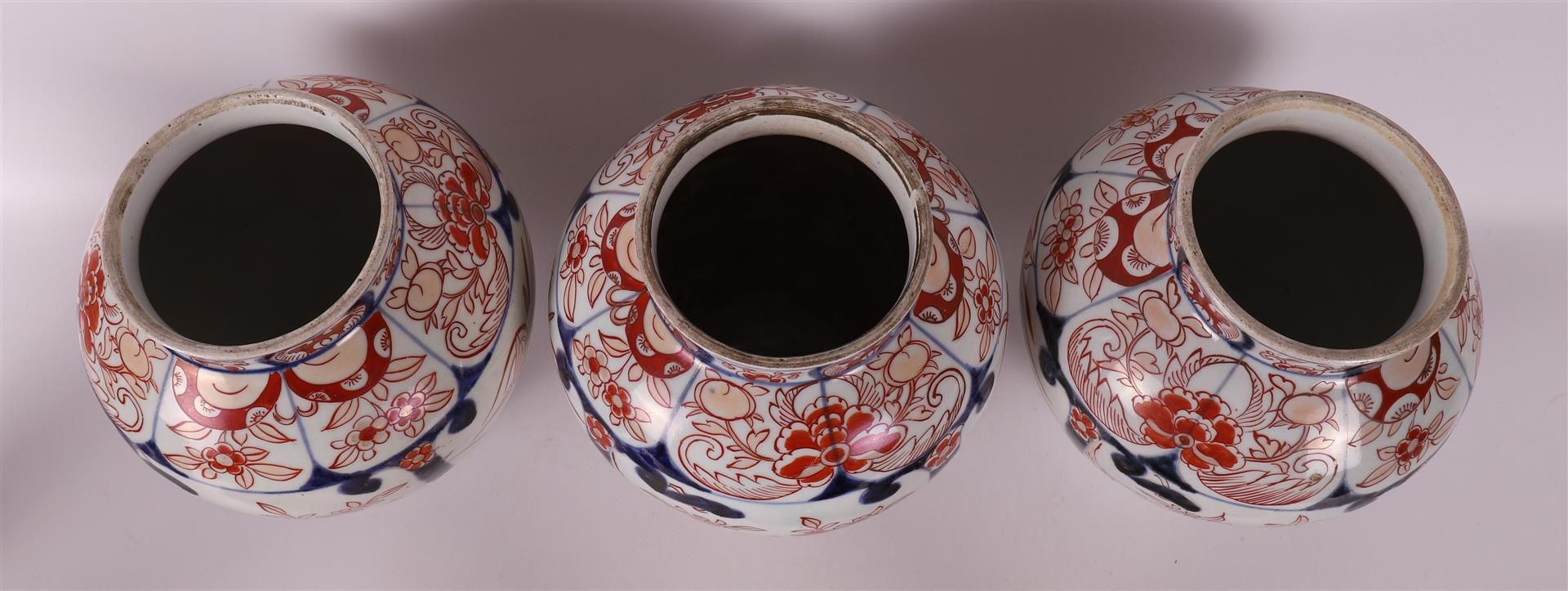 A five piece porcelain Imari garniture, Japan, circa 1700. - Image 7 of 20