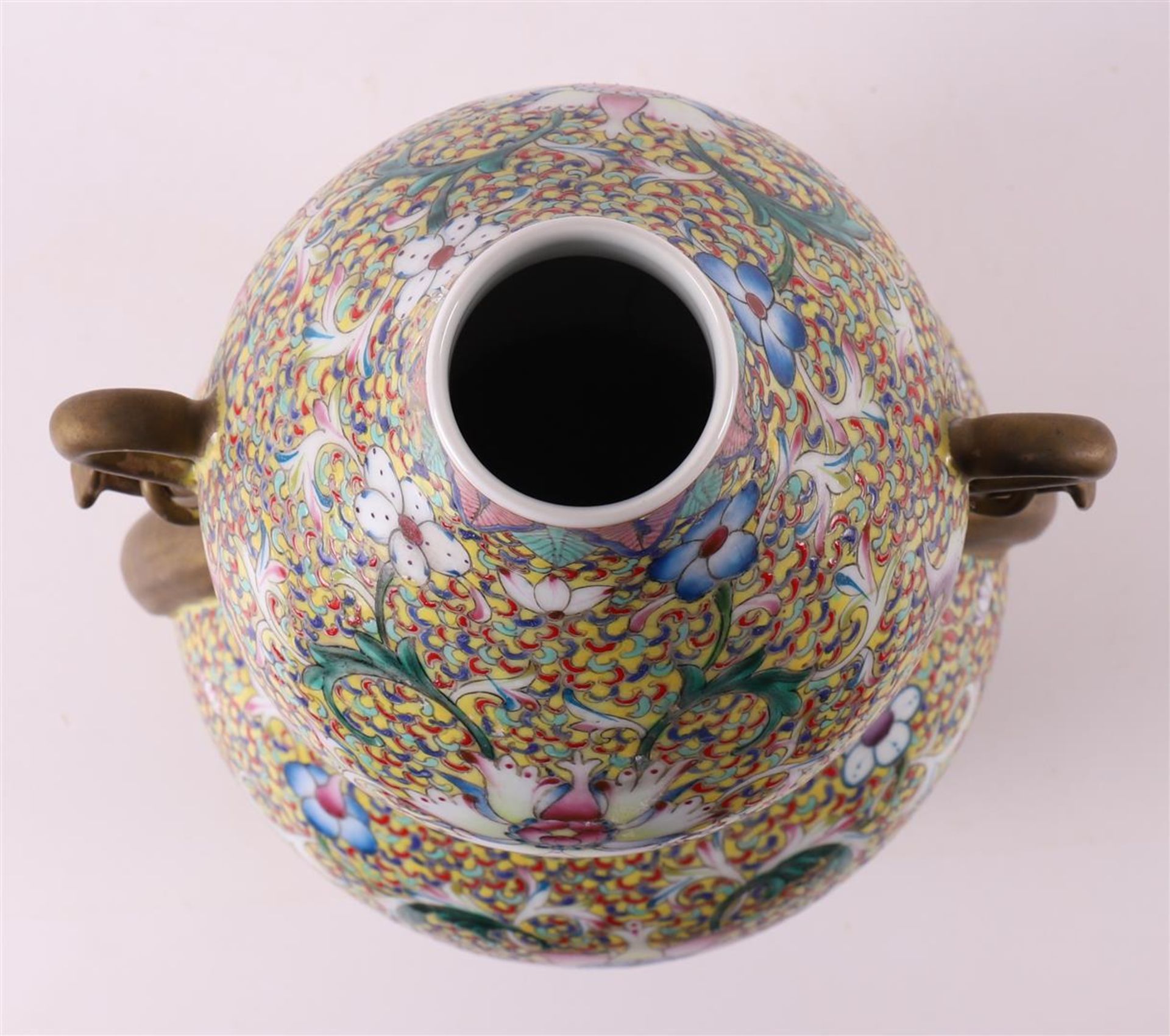 A porcelain millefleures gourd vase with handles, after Daoguang, China, 21st ce - Bild 5 aus 6