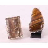 A 1st grade 925/1000 silver ring, set with a tiger's eye.