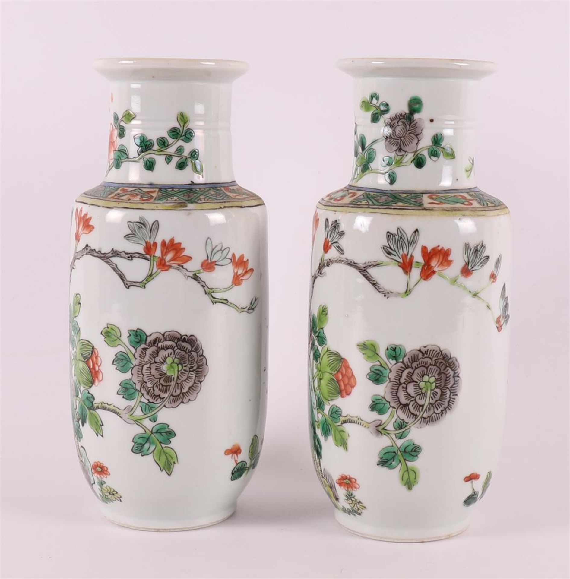 A pair of porcelain famille verte trolley vases, China, 20th century. - Bild 2 aus 8