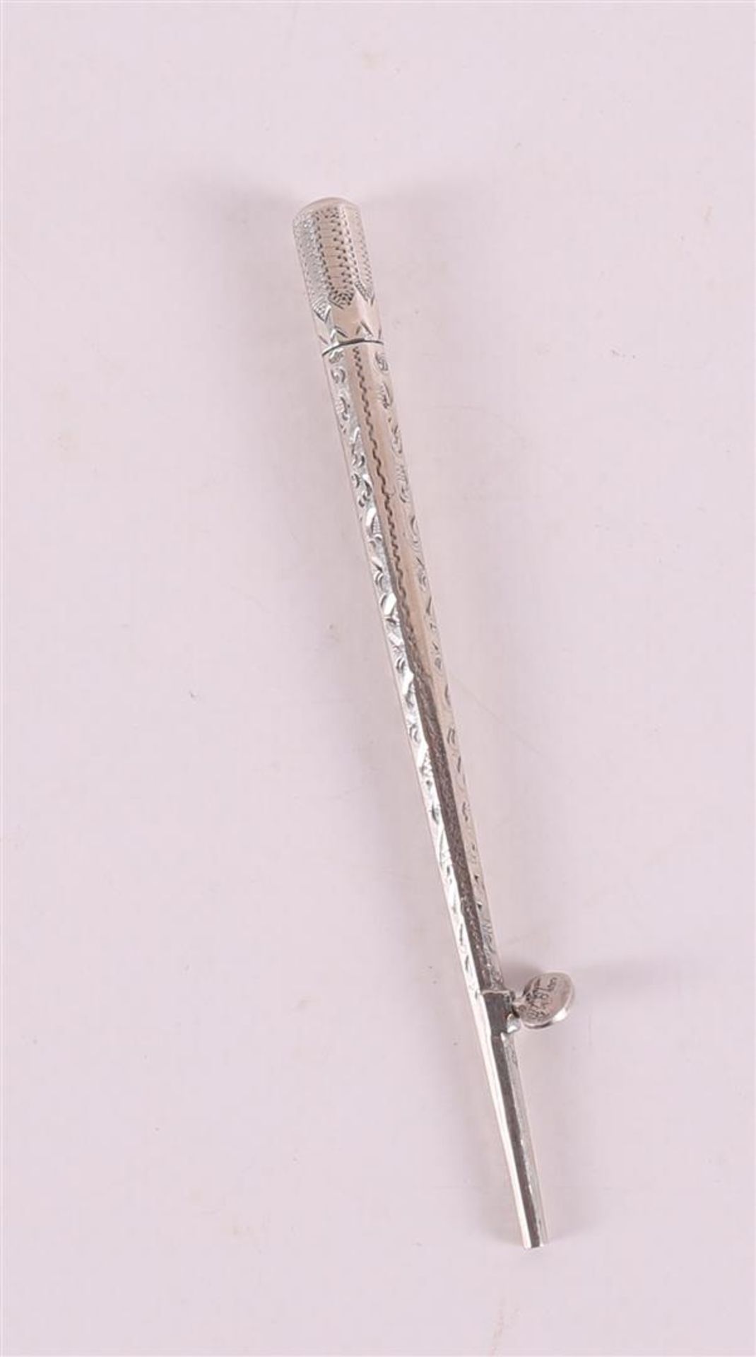  a second grade 835/1000 silver tambour needle, hammered decor, circa 1900