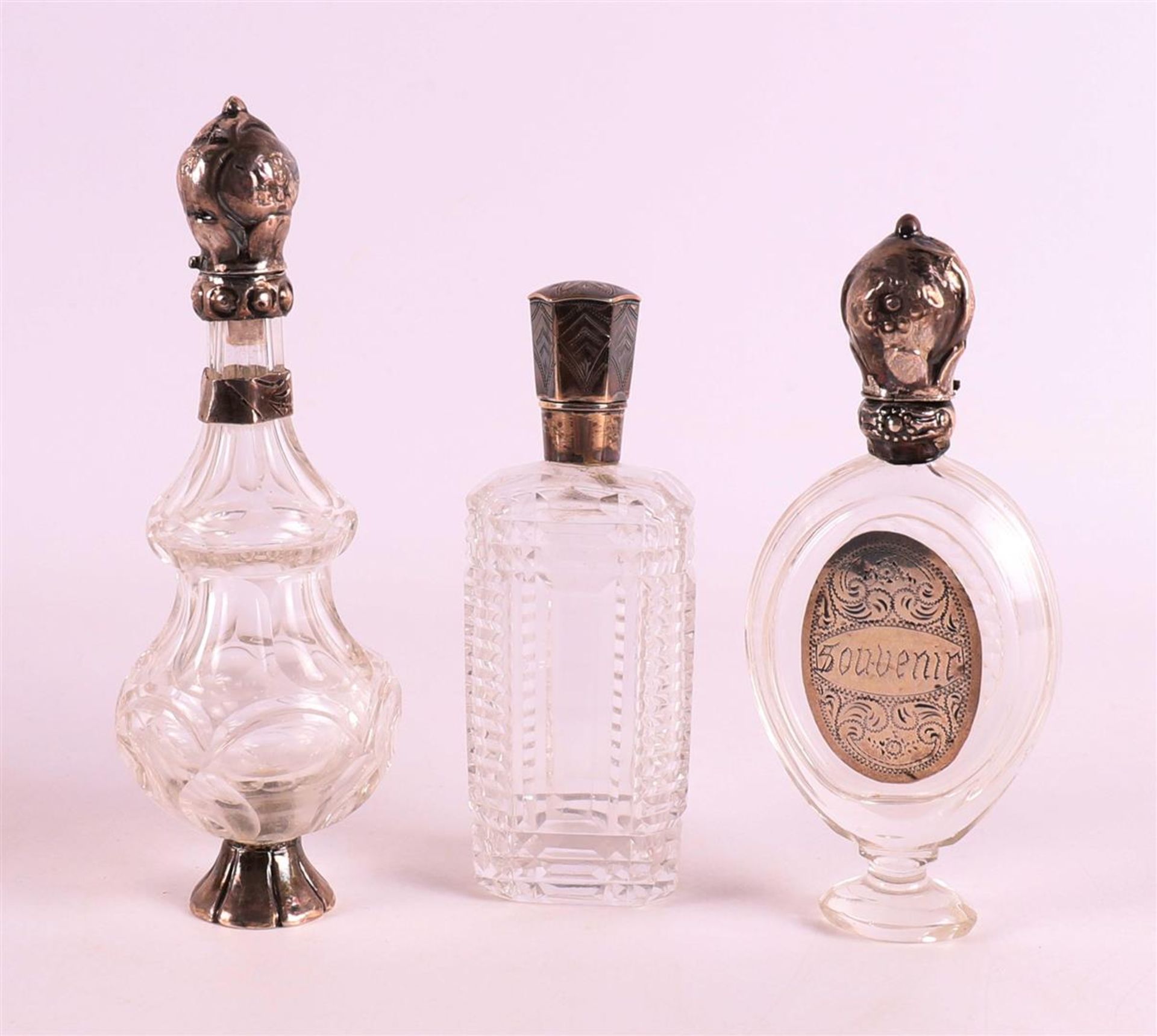 A clear crystal fragrance flask with silver flip lid and frame, 19th C.