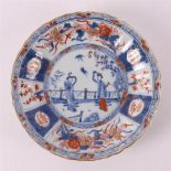 A porcelain Chinese Imari contoured plate, China, Kangxi, circa 1700.