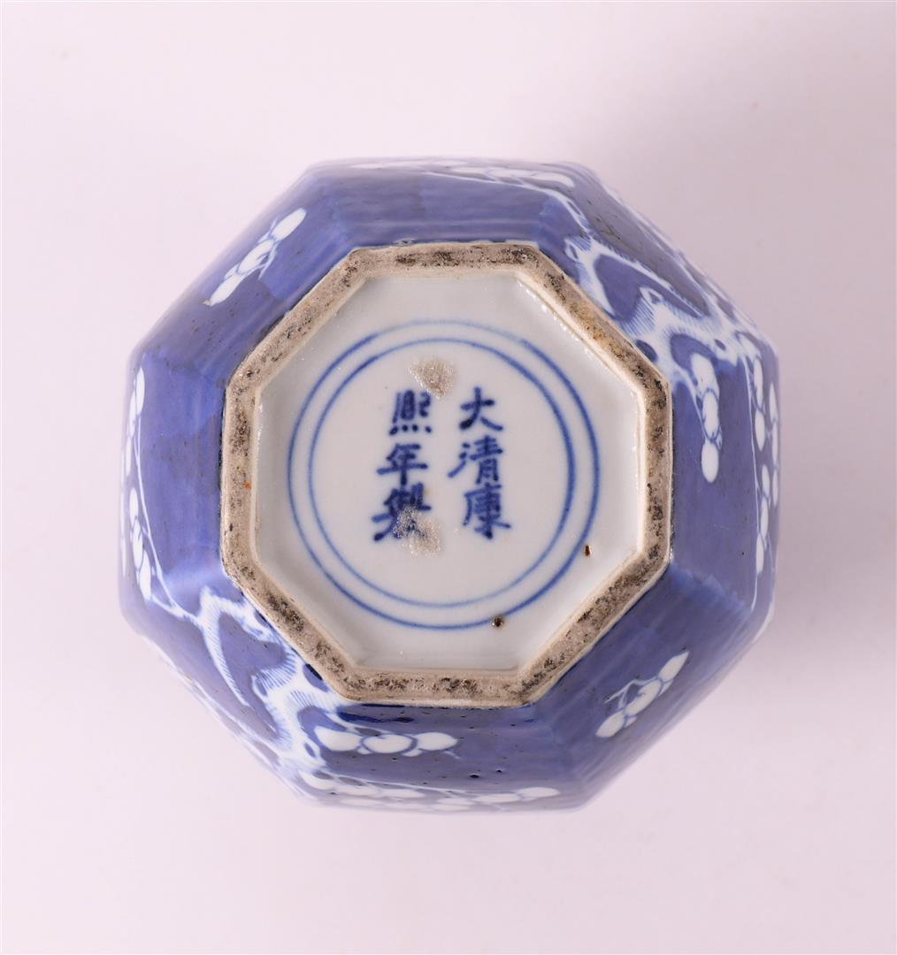 A blue and white porcelain octagonal tea caddy, China, circa 1800. - Image 6 of 6