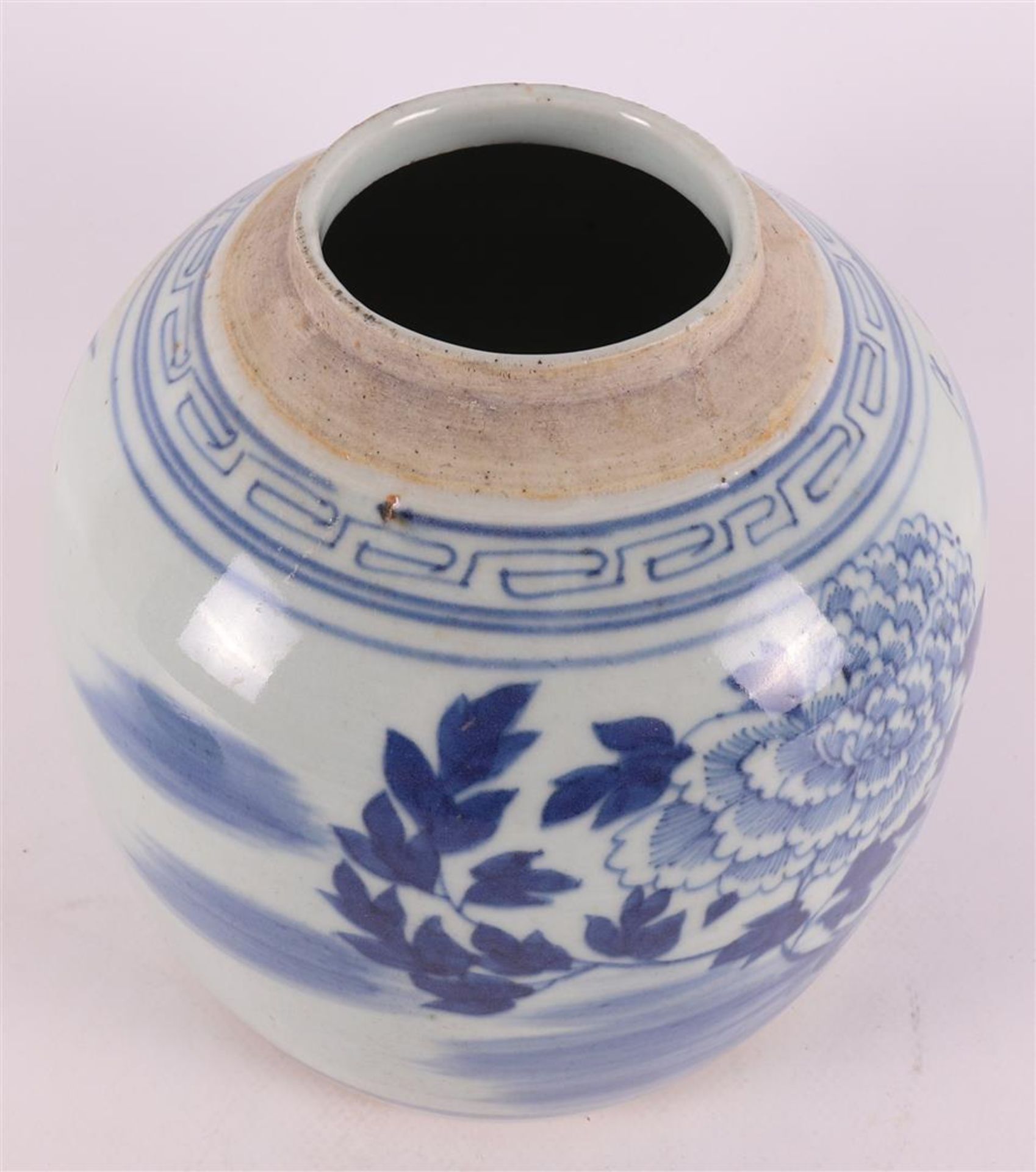 A blue and white porcelain ginger jar with pierced wooden lid, China, 19th centu - Bild 5 aus 7