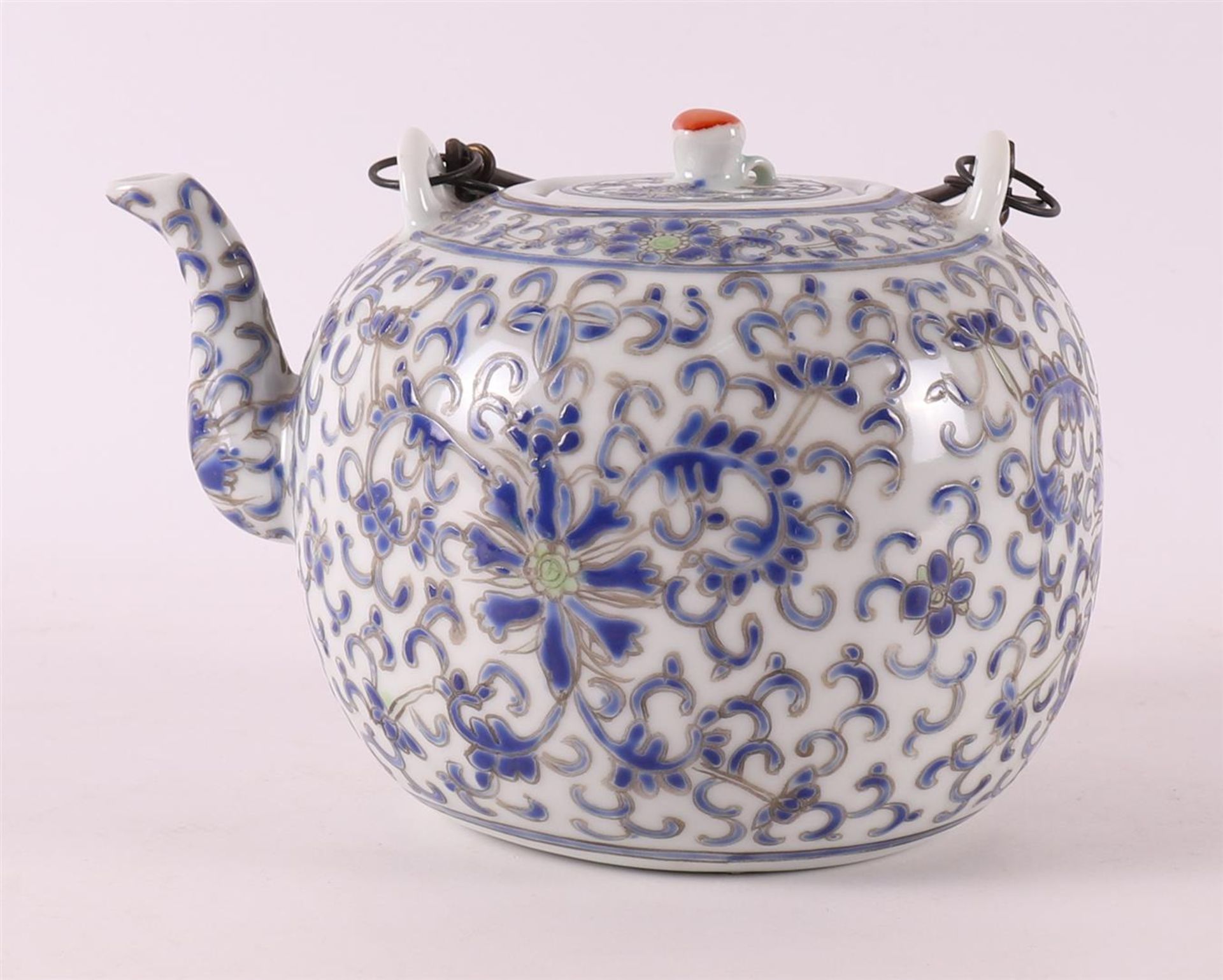 A porcelain teapot, China, circa 1900. - Bild 2 aus 8
