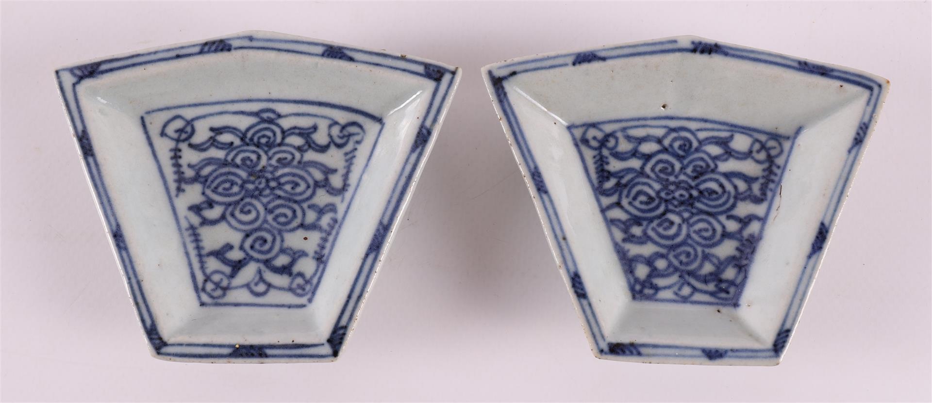 A blue and white porcelain hors d'oevre set, China, Kangxi, around 1700. - Image 9 of 12