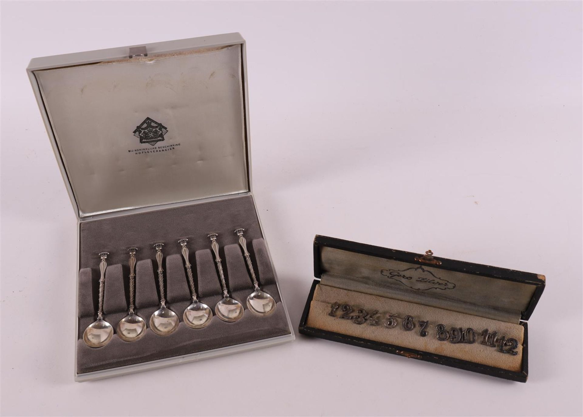 Six 2nd grade 835/1000 silver teaspoons in cassette, 20th century.