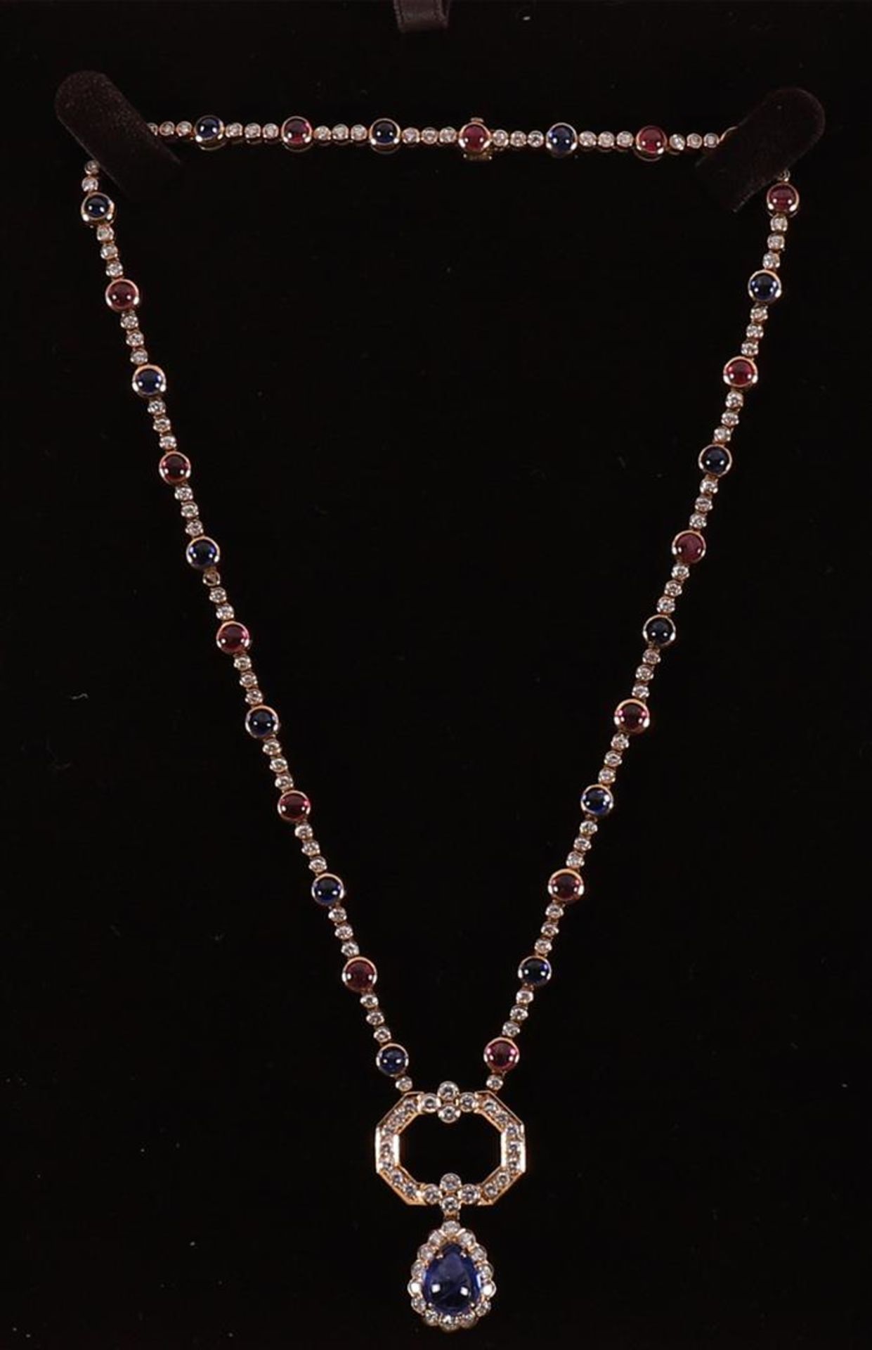 An 18 kt 750/1000 yellow gold luxury necklace, Spritzer & Fuhrman.