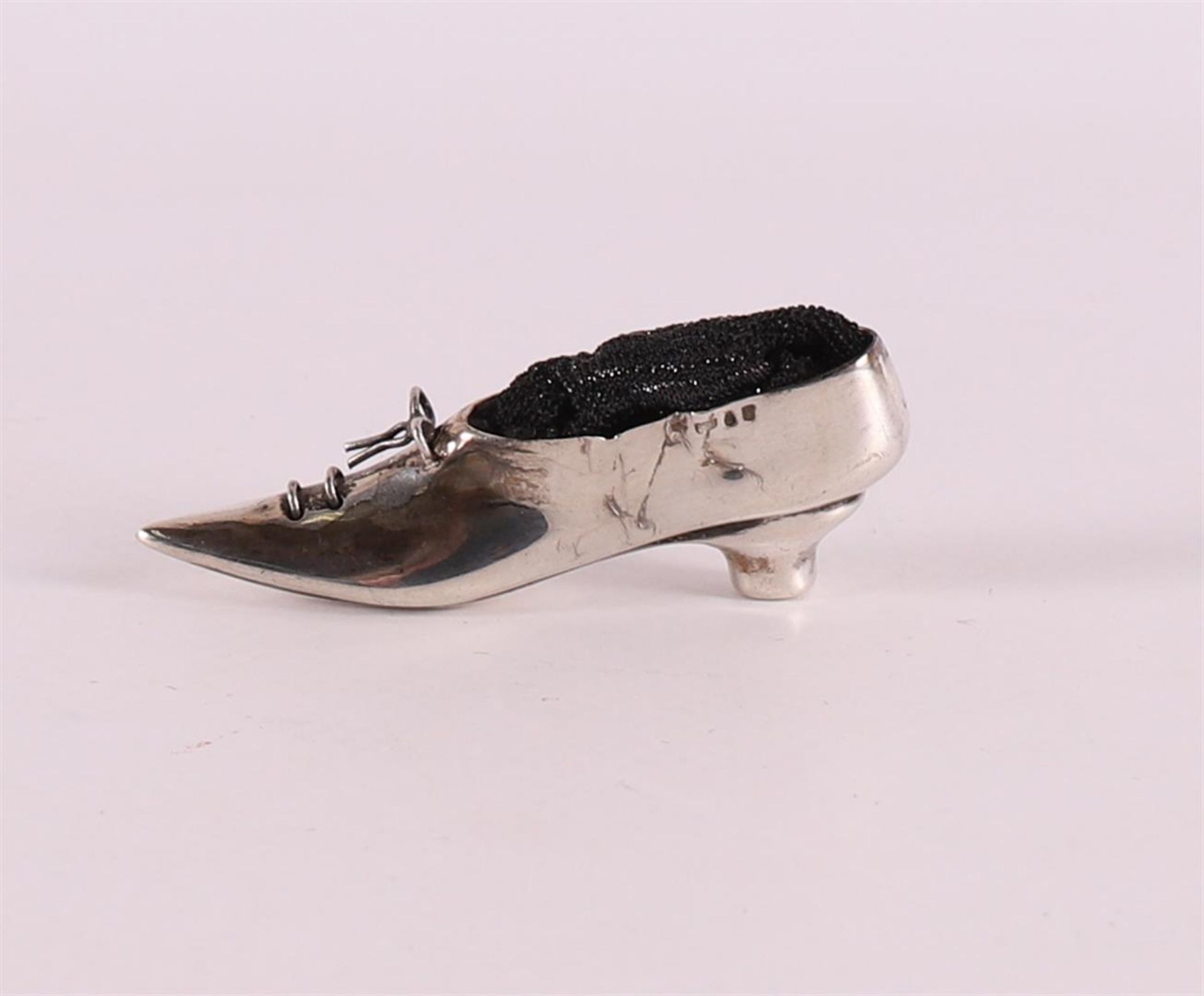 A 1st grade 925/1000 silver needle cushion in the shape of a shoe. - Image 2 of 2