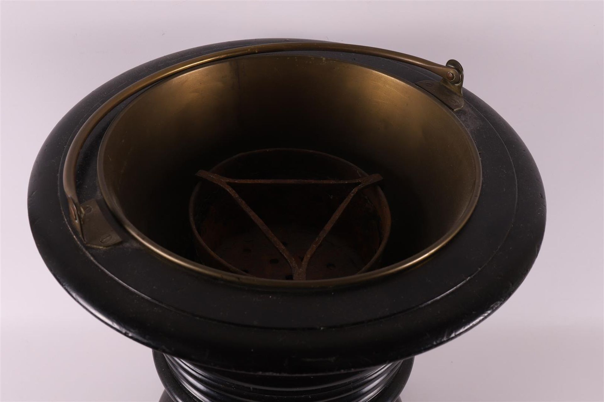 An ebonised tea stove on foot, second half 19th century. - Bild 2 aus 3