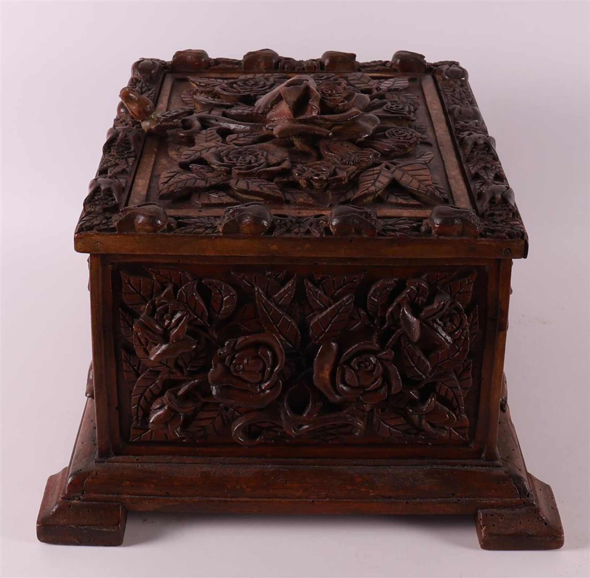 A carved wooden lidded box with relief decoration of roses, around 1900. - Bild 7 aus 8