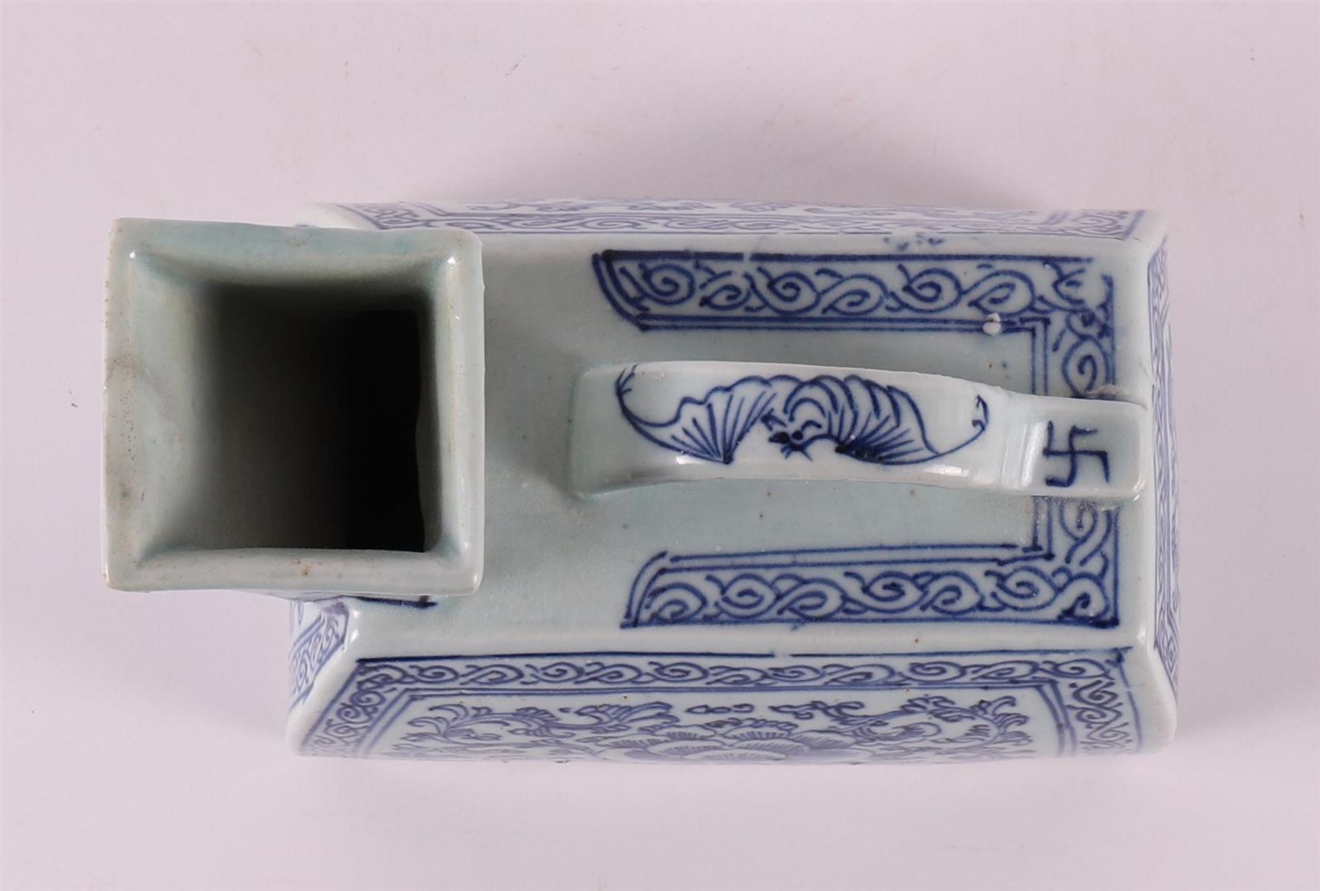 A blue and white porcelain urinal, China, 19th century. - Image 5 of 5