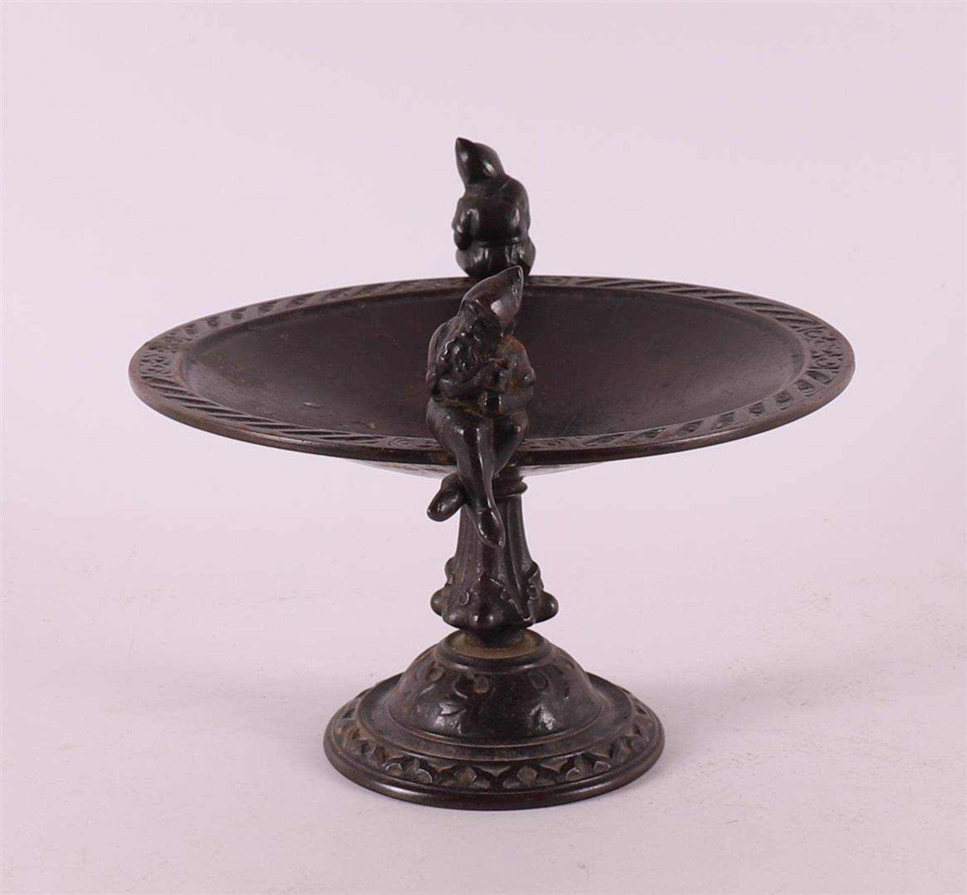 A cast iron tazza with two sitting gnomes, Germany ca. 1900 - Bild 2 aus 4