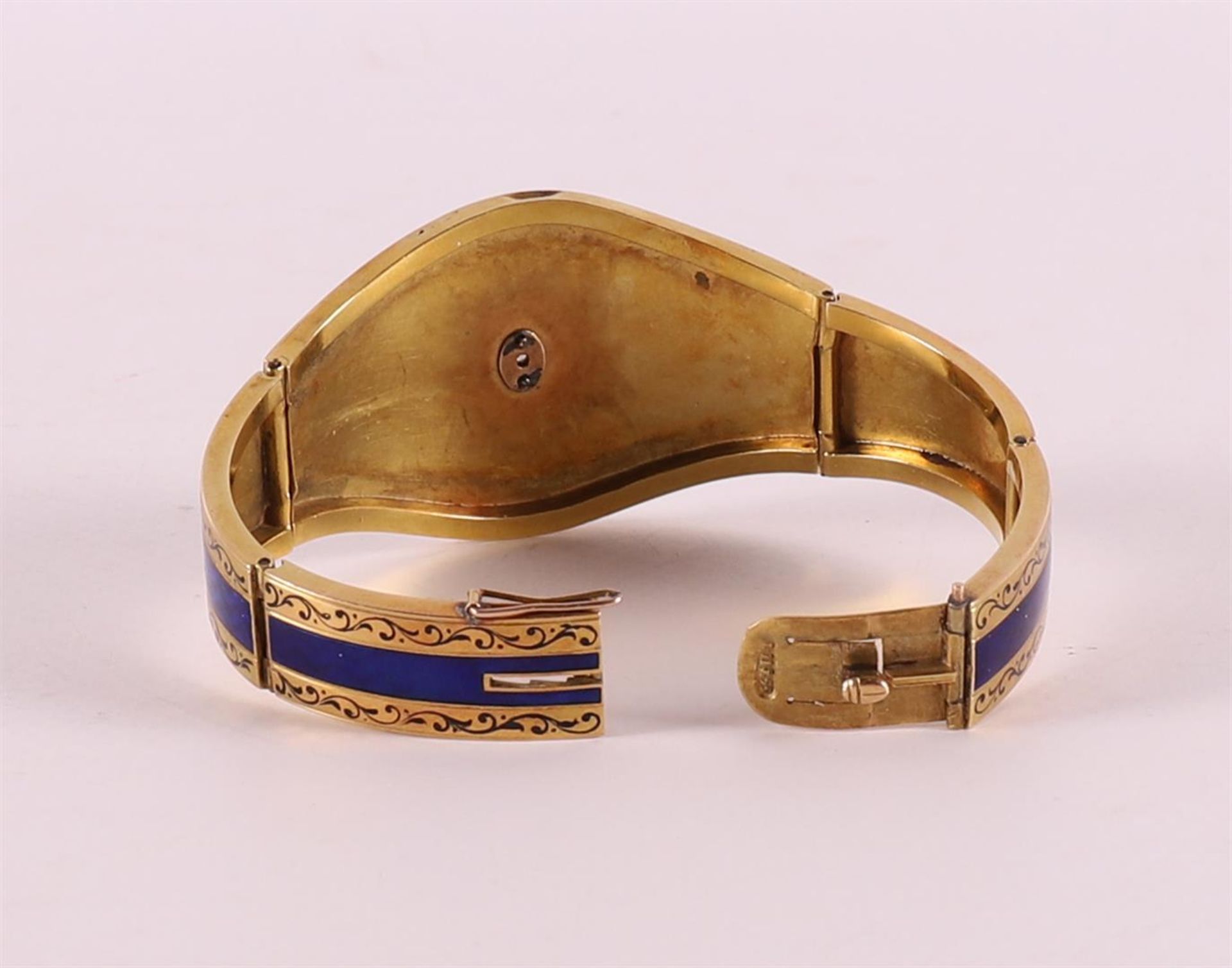 A blue guilloche and 18 kt 750/1000 gold rigid bracelet, 1st half 20th century. - Image 4 of 4