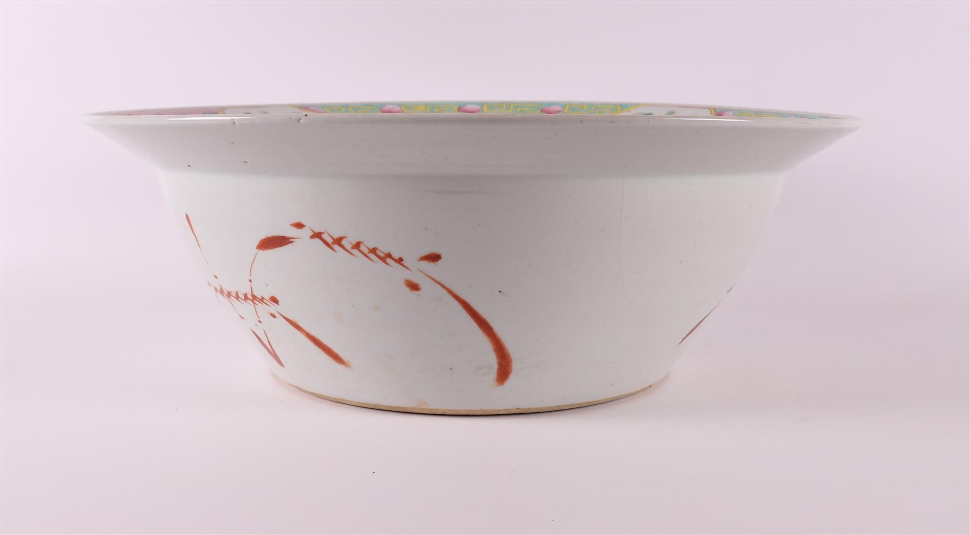 A porcelain famille rose wash bowl, China, Guangxu, around 1900. - Image 4 of 8