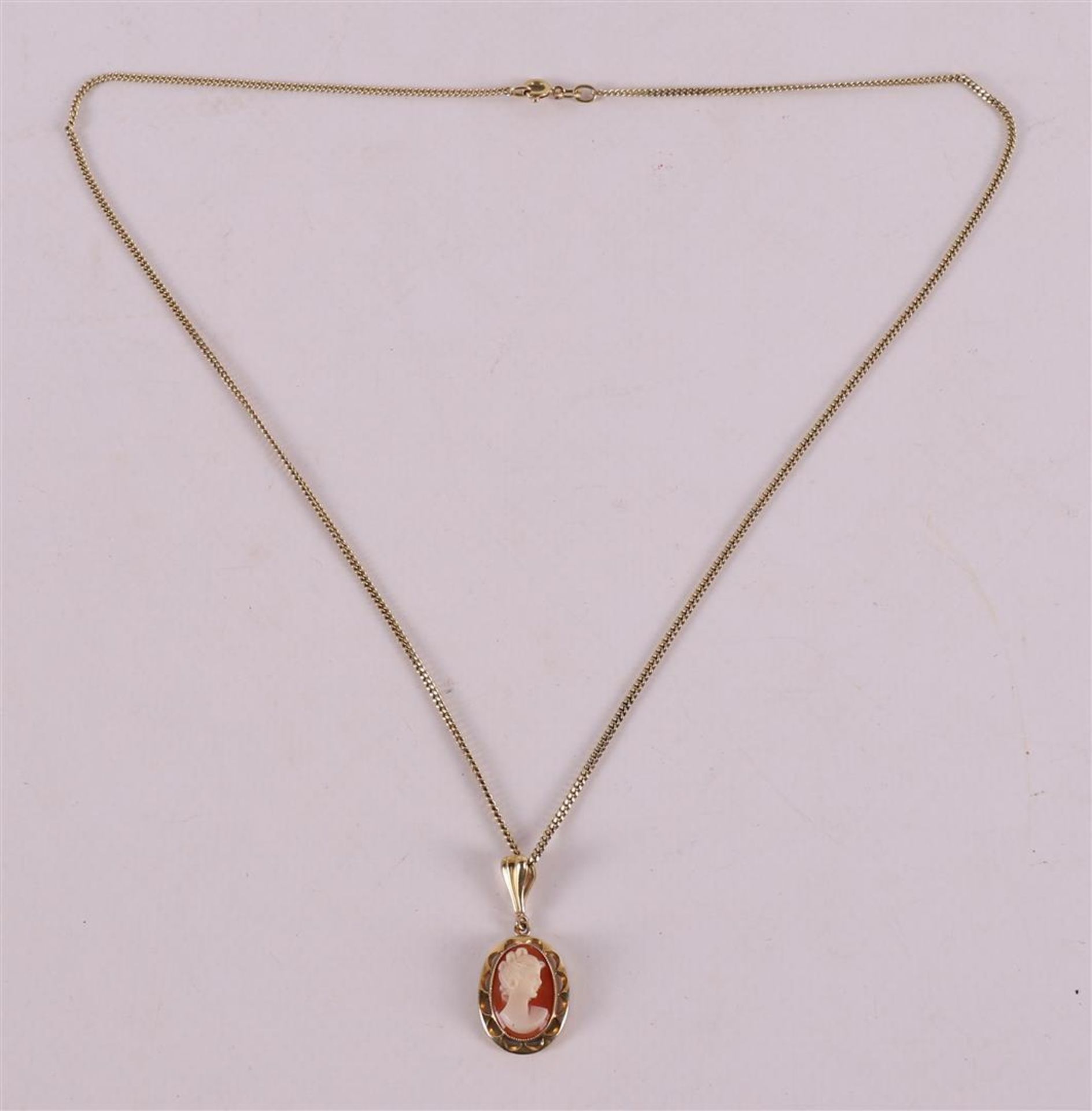 A 14 kt gold necklace with cameo pendant, circa 1900.