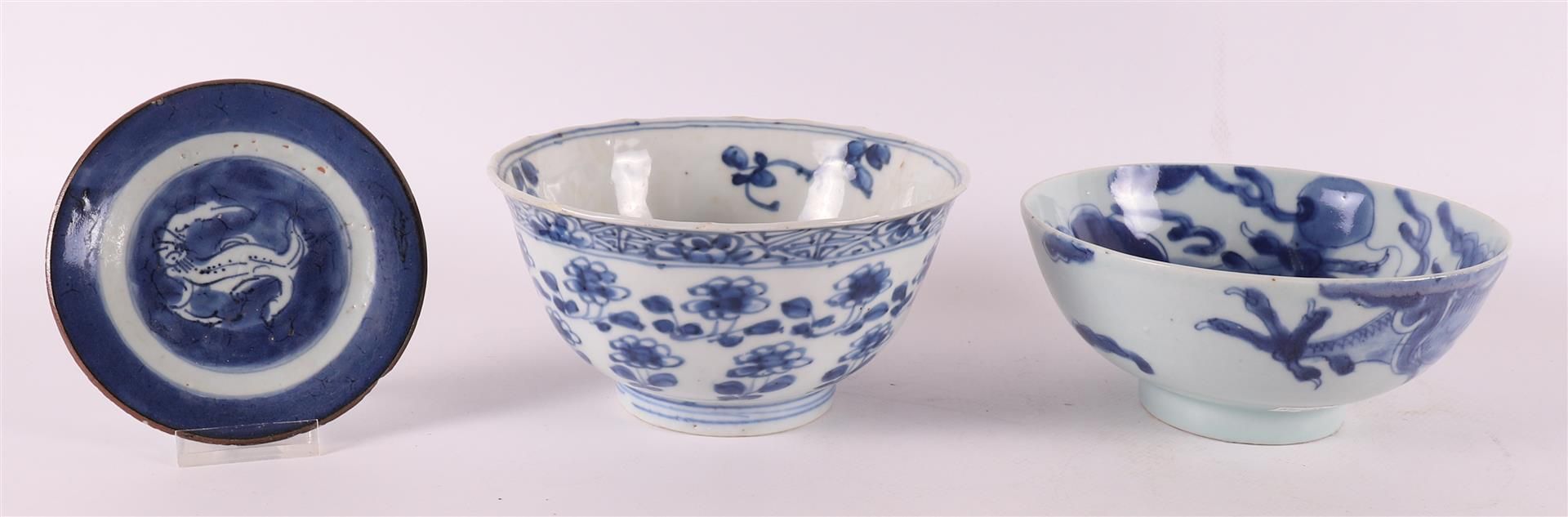 A blue and white porcelain bowl on a stand ring, China, Kangxi, around 1700.