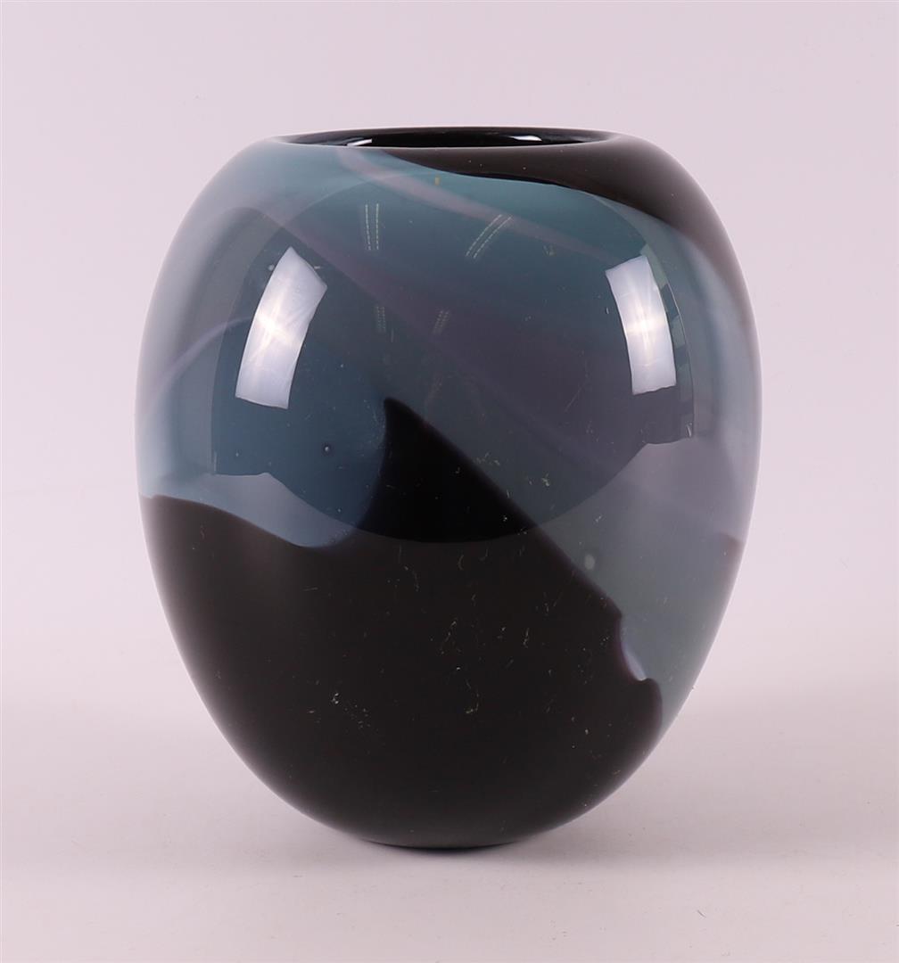 A black/blue/grey glass vase, design & execution Cees van Olst. - Image 2 of 4