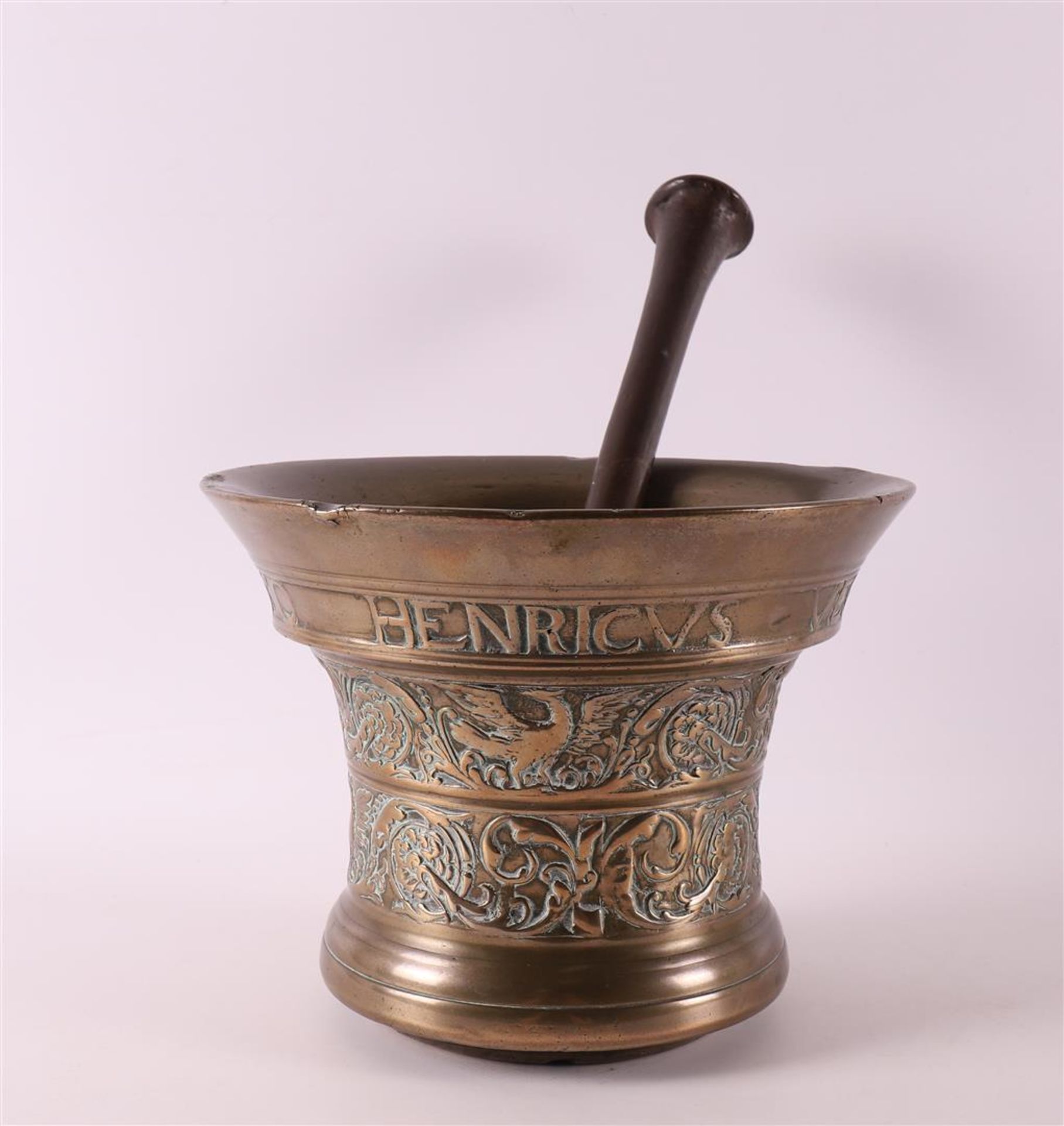 A bronze mortar / mortar with pestle 'Henricus Vestrinck Me Fecit AO 1650'.