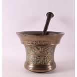 A bronze mortar / mortar with pestle 'Henricus Vestrinck Me Fecit AO 1650'.